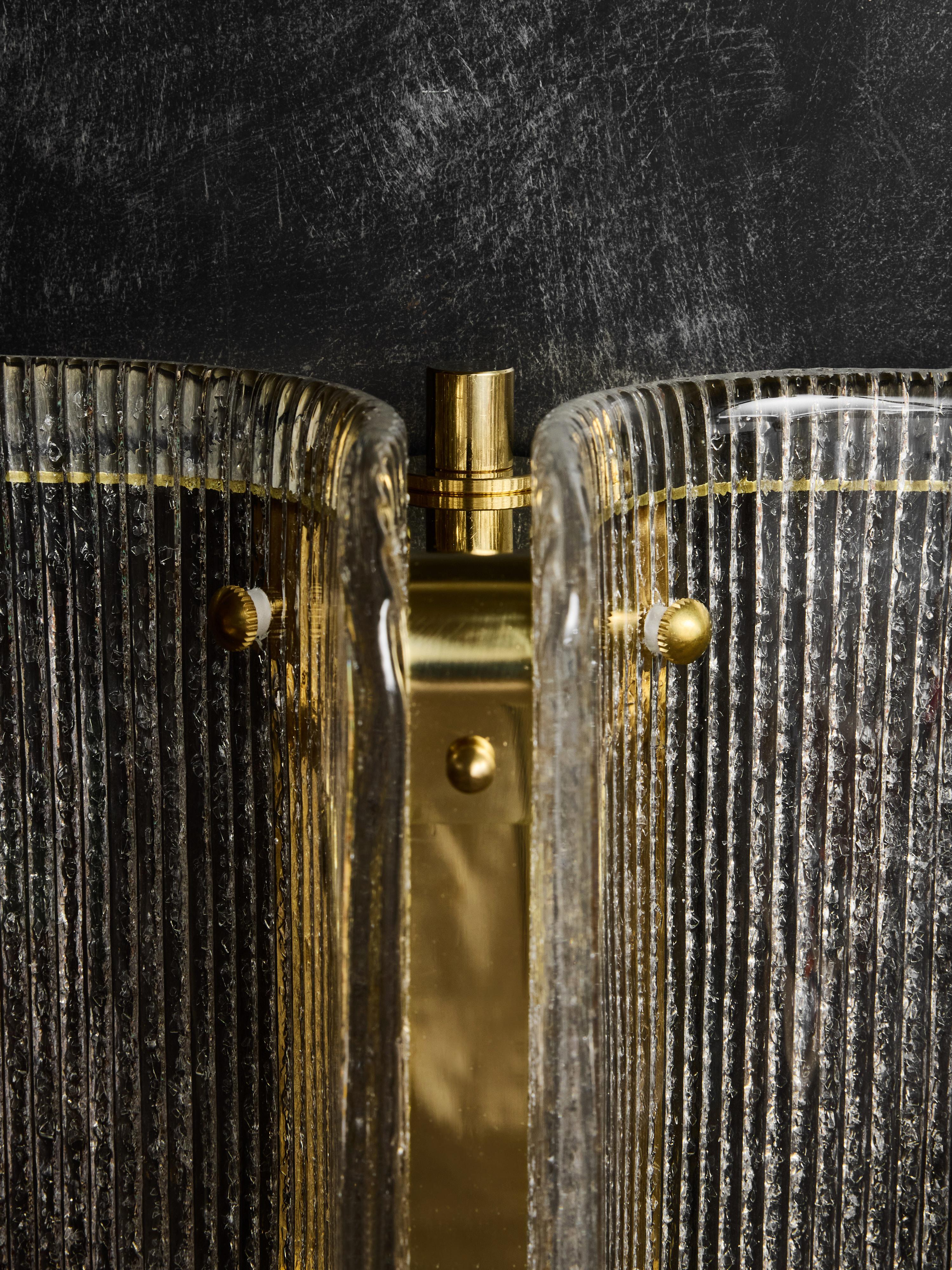 Apliques pequeños de cristal de Murano transparente texturado y latón Siglo XXI y contemporáneo en venta