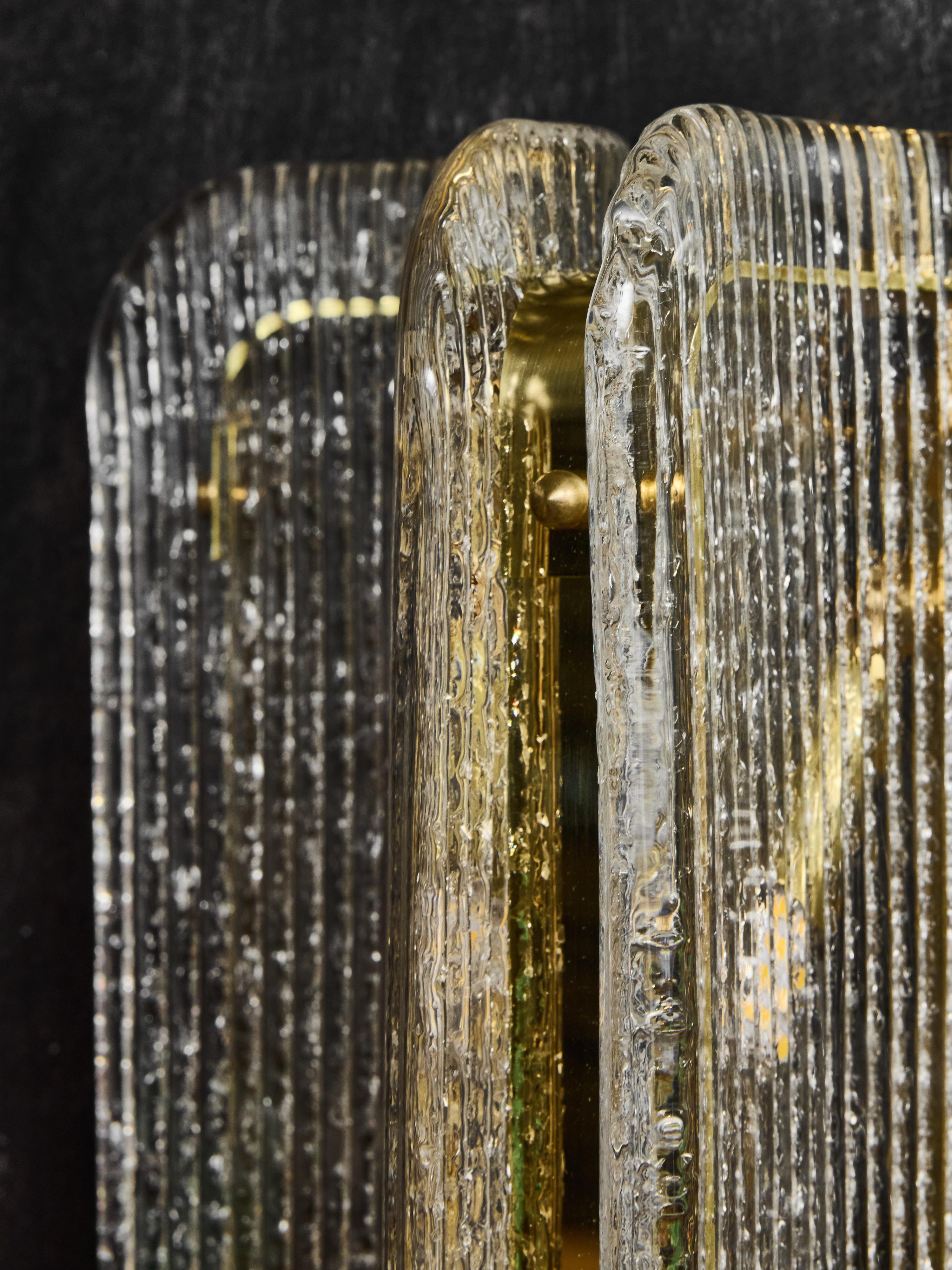 Apliques pequeños de cristal de Murano transparente texturado y latón Latón en venta