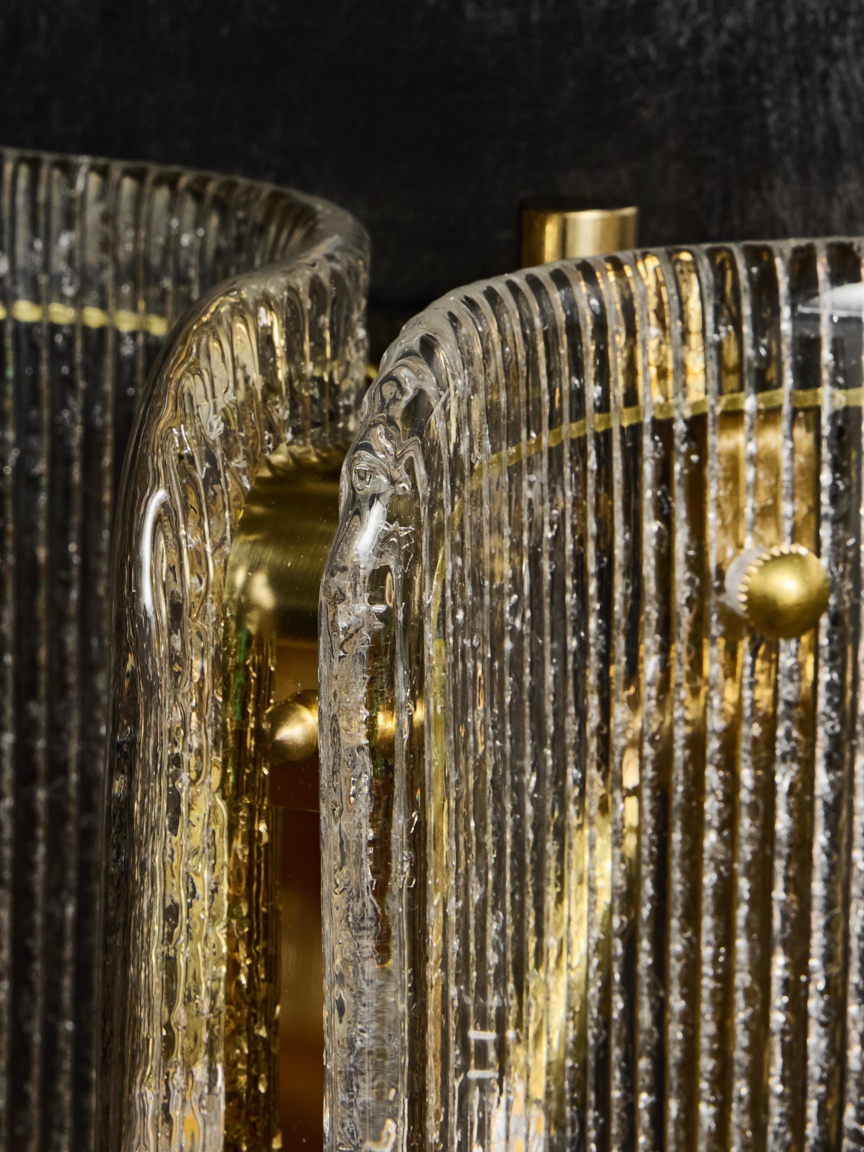 Apliques pequeños de cristal de Murano transparente texturado y latón en venta 1