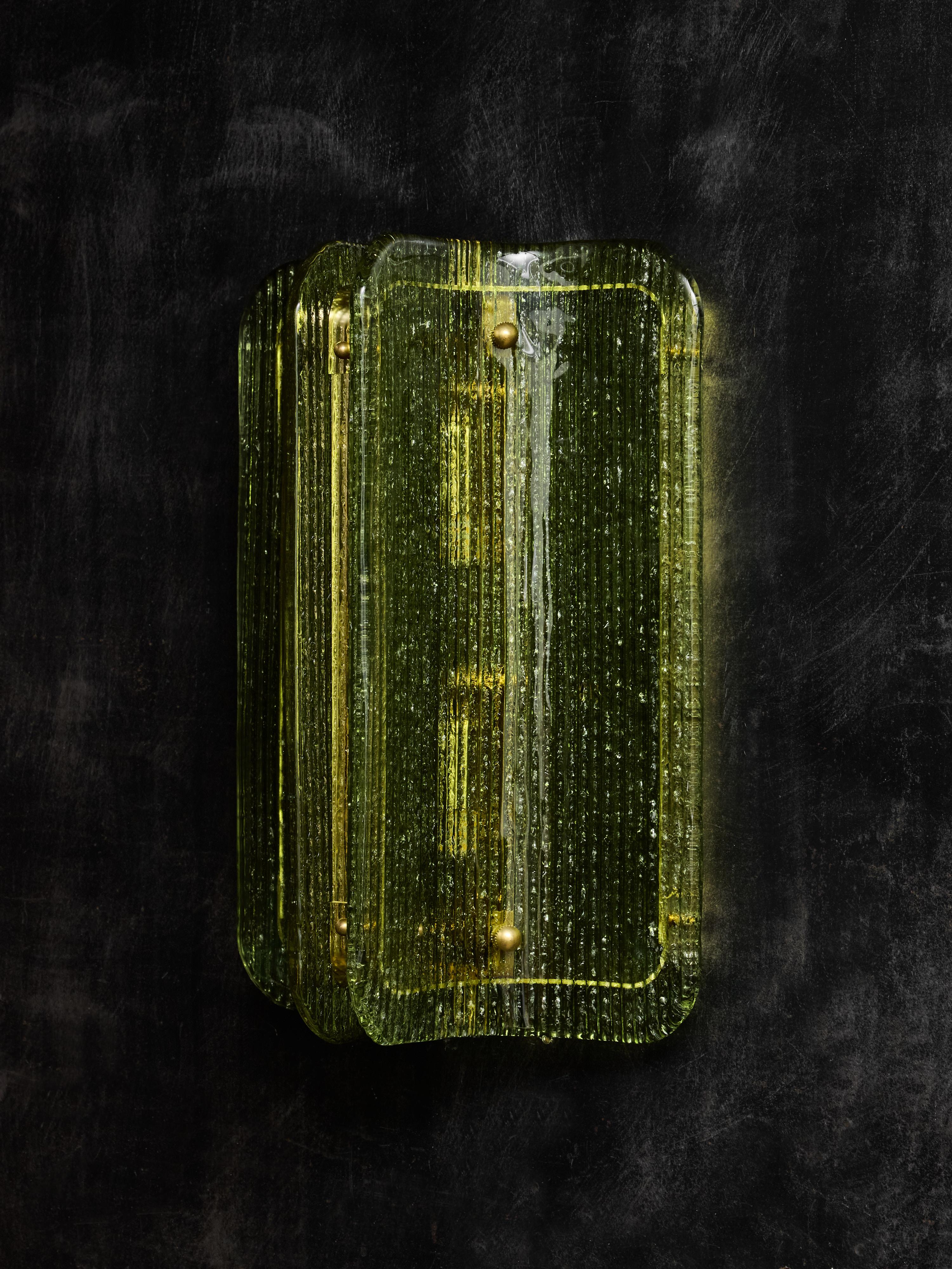 Moderne Petites appliques murales en verre Murano vert texturé et laiton en vente