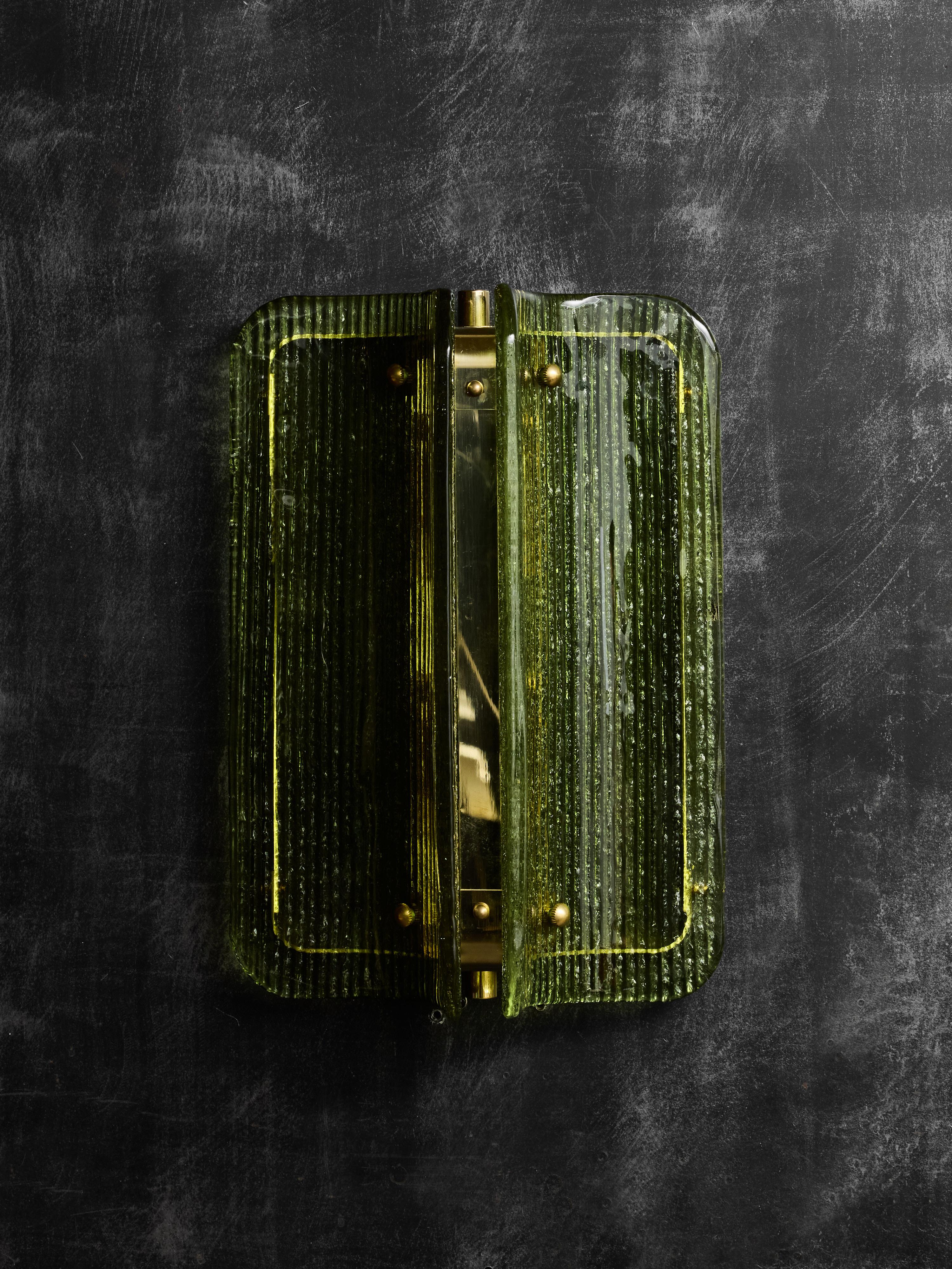 italien Petites appliques murales en verre Murano vert texturé et laiton en vente