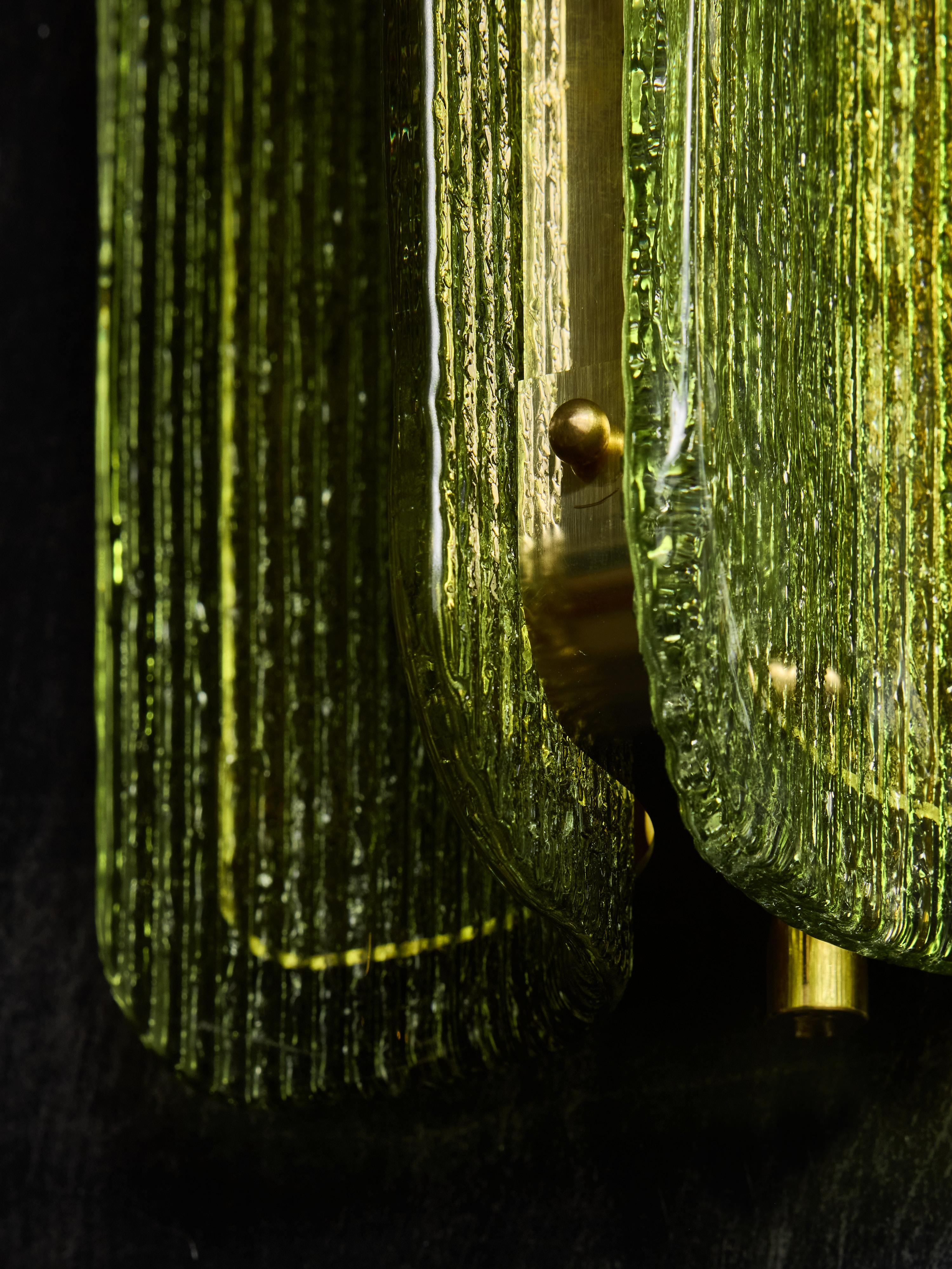 XXIe siècle et contemporain Petites appliques murales en verre Murano vert texturé et laiton en vente