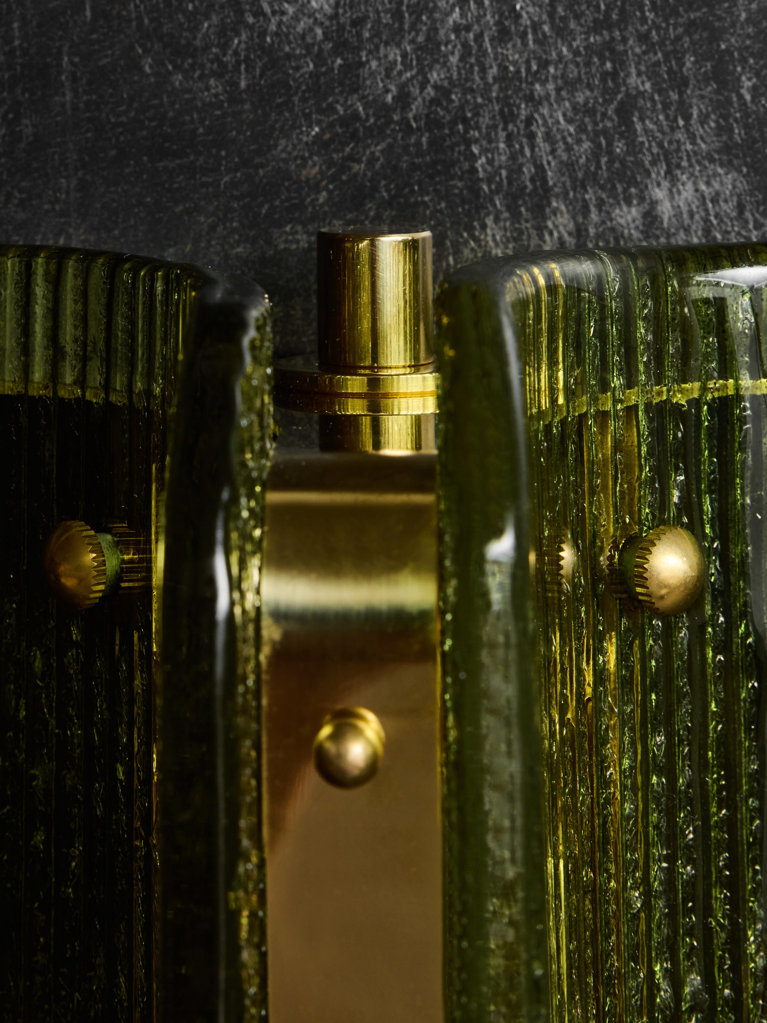 Laiton Petites appliques murales en verre Murano vert texturé et laiton en vente