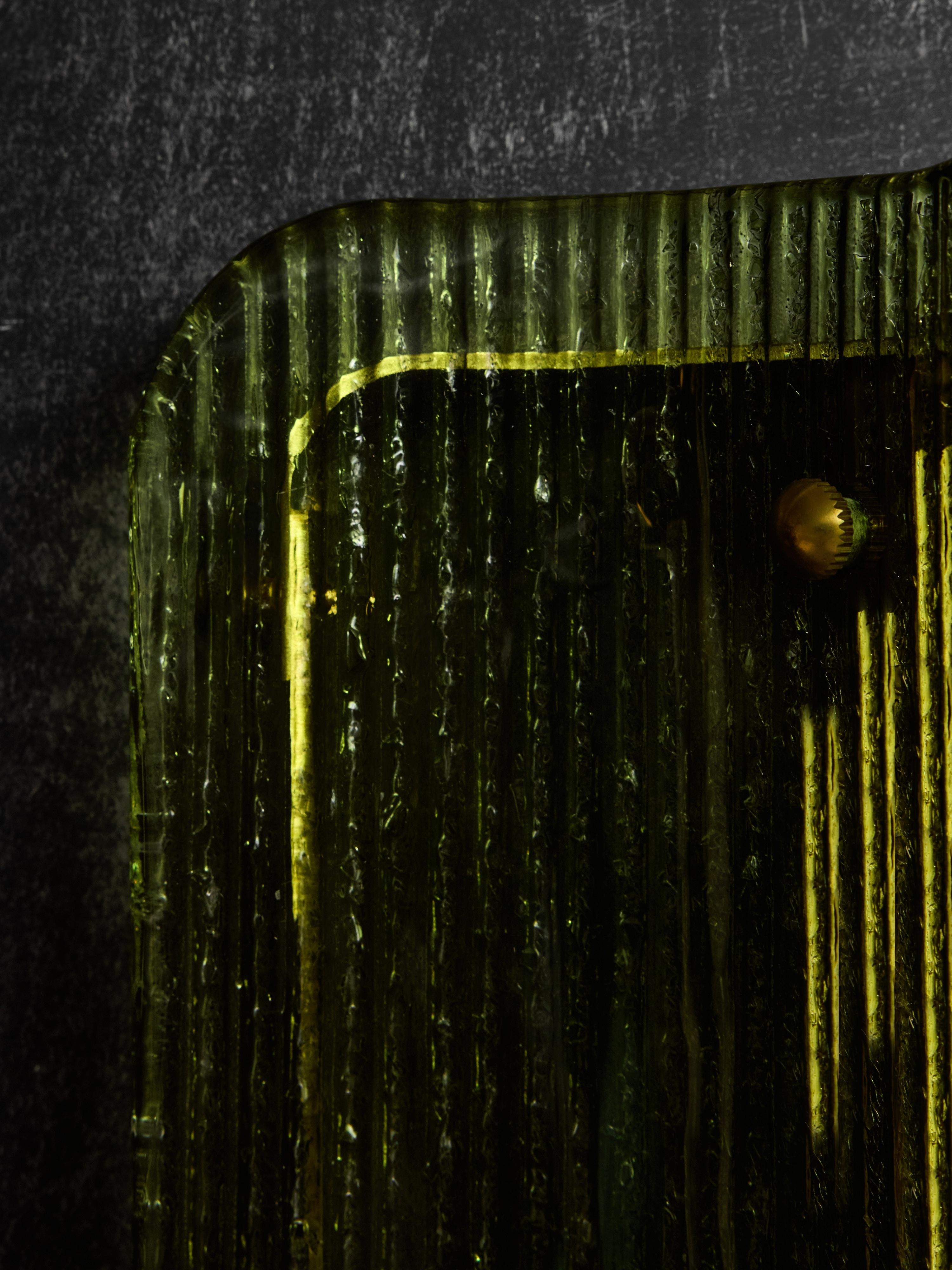 Petites appliques murales en verre Murano vert texturé et laiton en vente 1