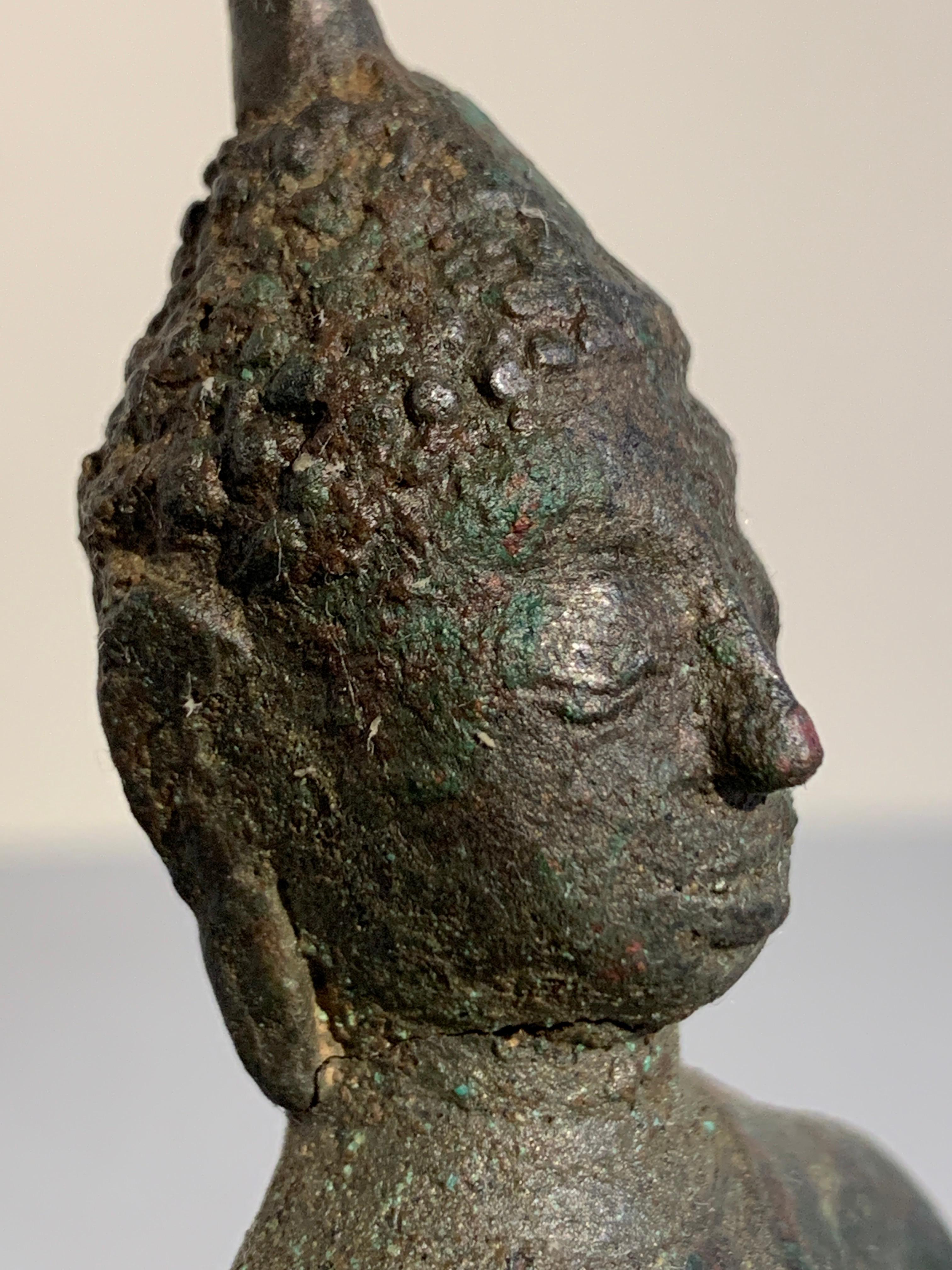 Sitzender thailändischer Maravijaya-Buddha aus Bronze, Ayutthaya, 16. Jahrhundert im Angebot 5