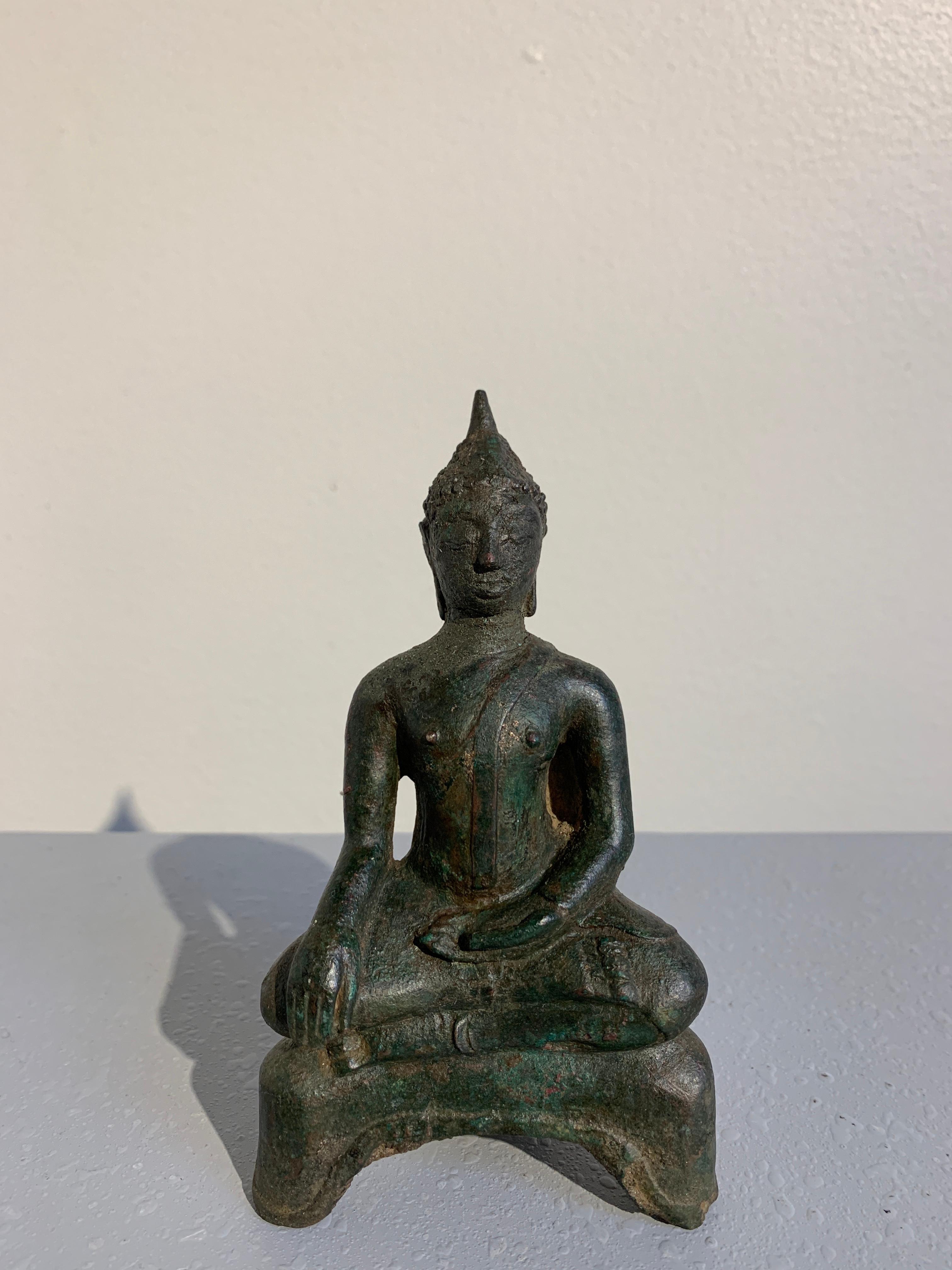 Eine kleine thailändische gegossene sitzende Bronzefigur des historischen Buddha Shakyamuni, Nordthailand, Ayutthaya-Zeit, 16.

Diese Skulptur hält den Moment fest, bevor der als Siddartha Guatama bekannte Mann die Erleuchtung erlangt und zum