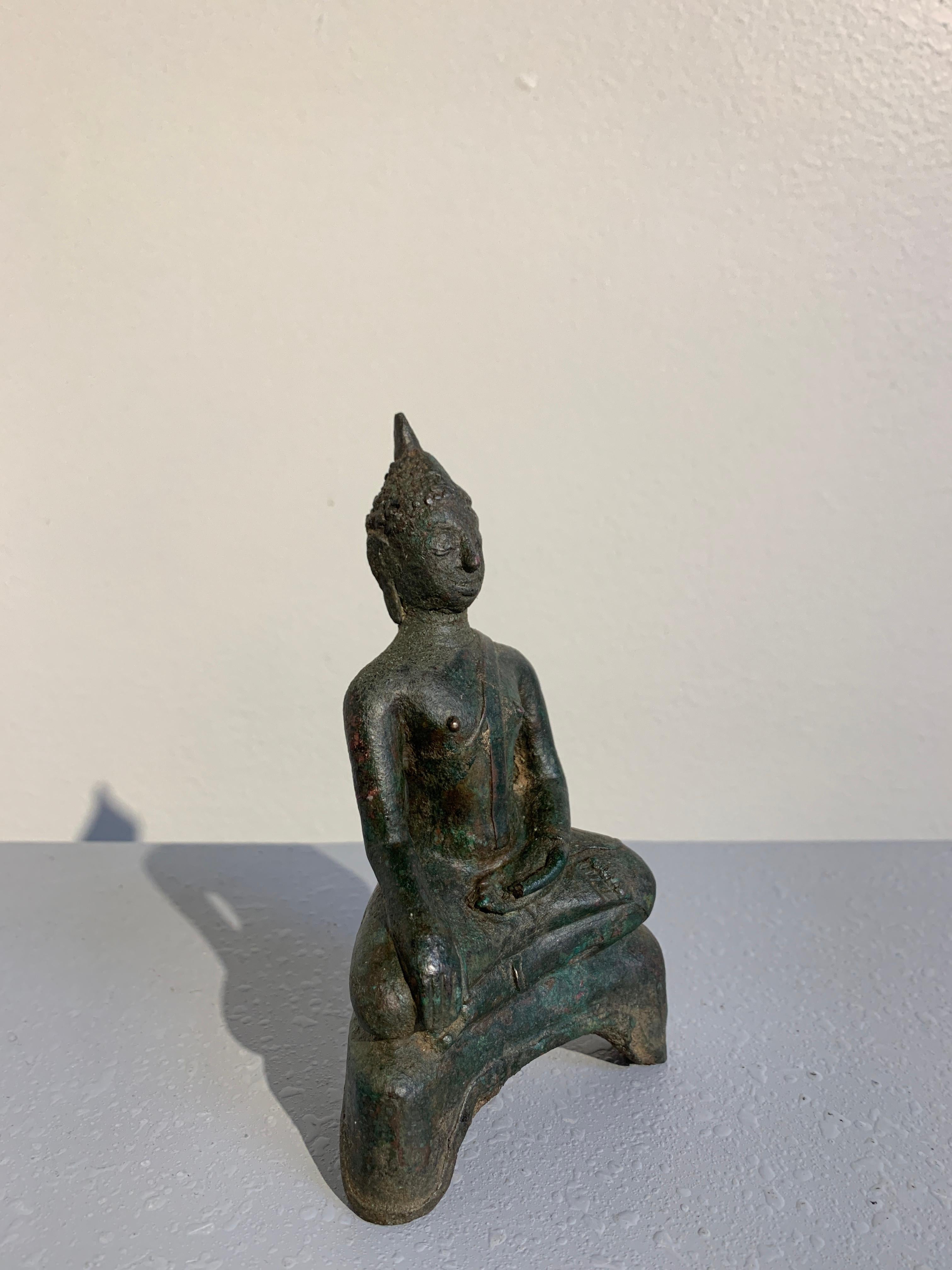 Sitzender thailändischer Maravijaya-Buddha aus Bronze, Ayutthaya, 16. Jahrhundert (Stammeskunst) im Angebot