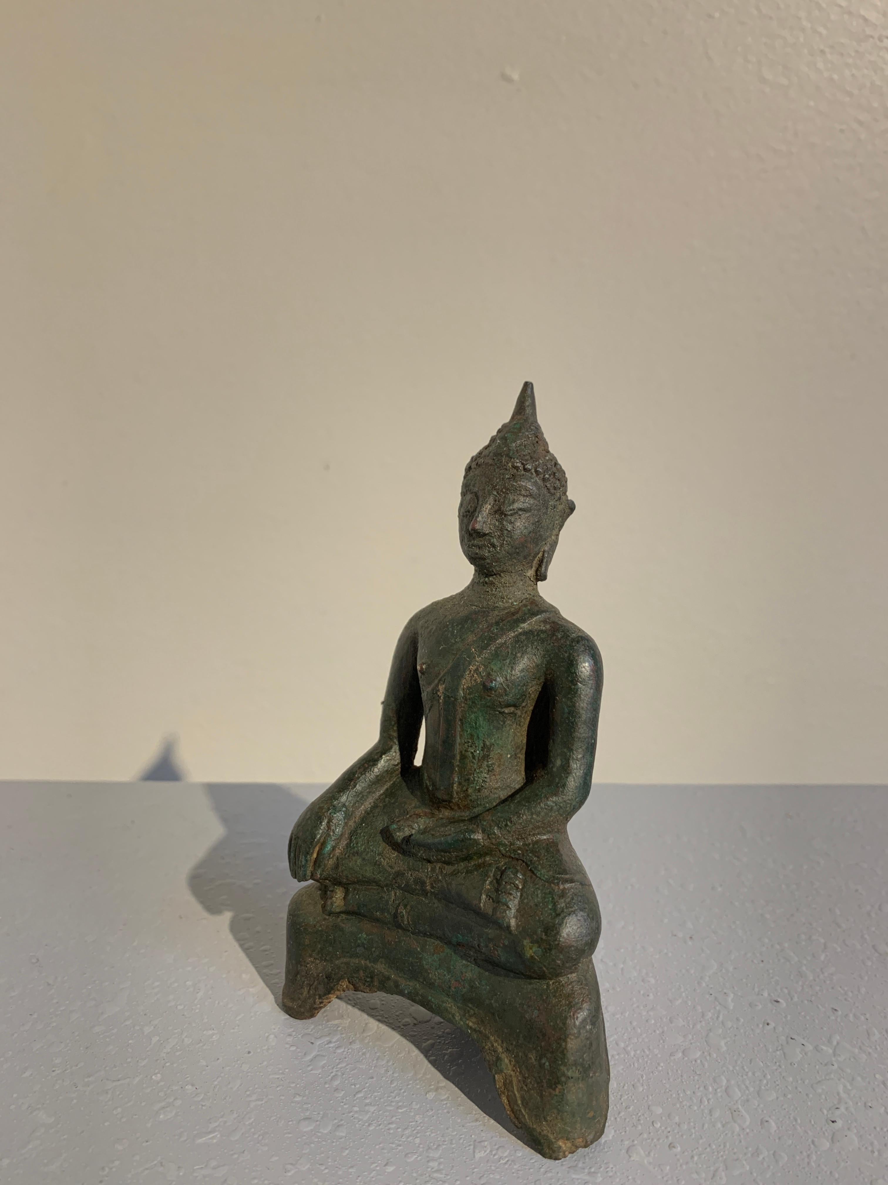 Small Thai Seated Bronze Buddha Maravijaya, Ayutthaya, 16th Century In Distressed Condition For Sale In Austin, TX