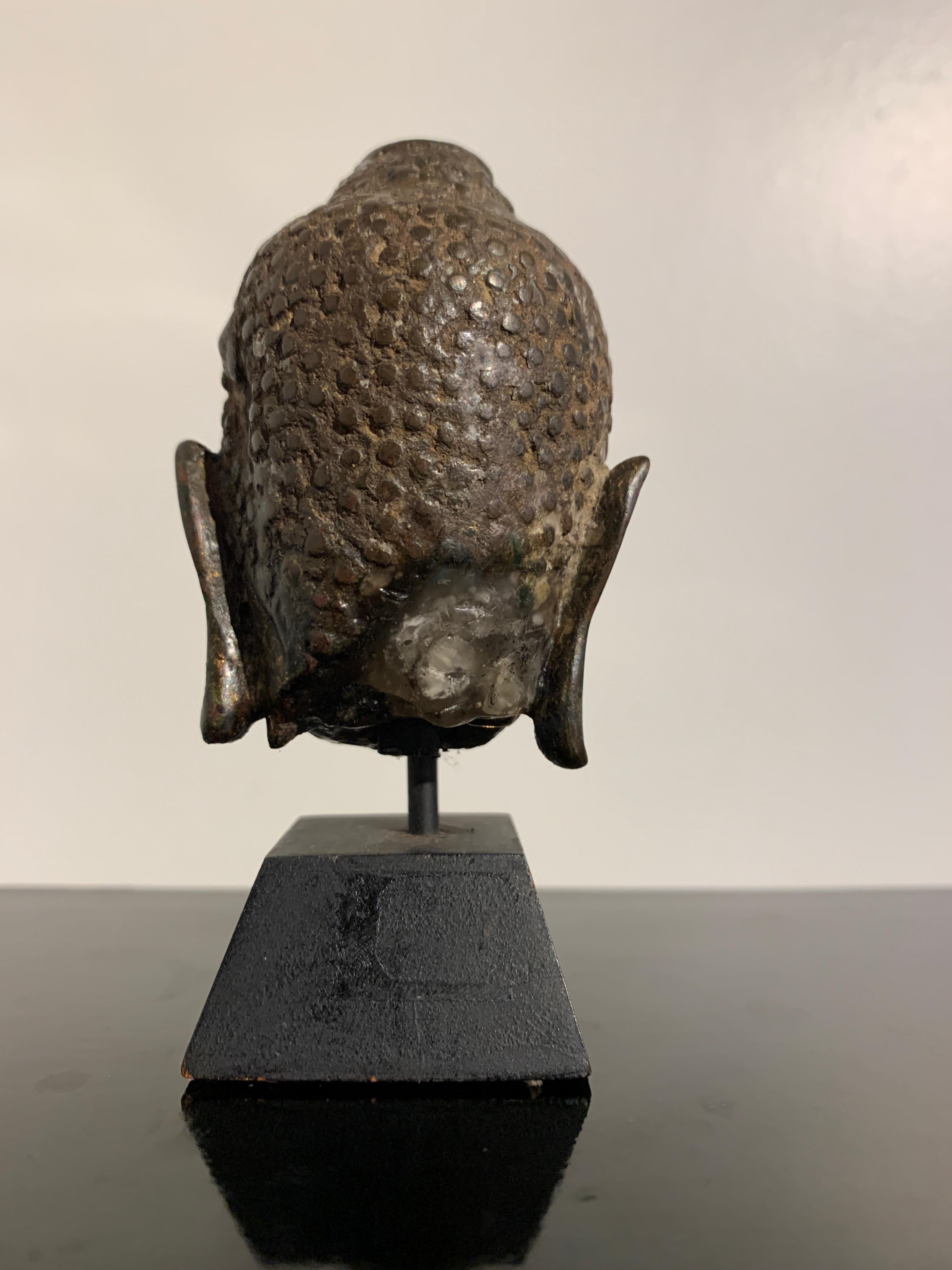 Small Thai Chiang Saen Bronze Head of the Buddha, 16th Century In Fair Condition For Sale In Austin, TX