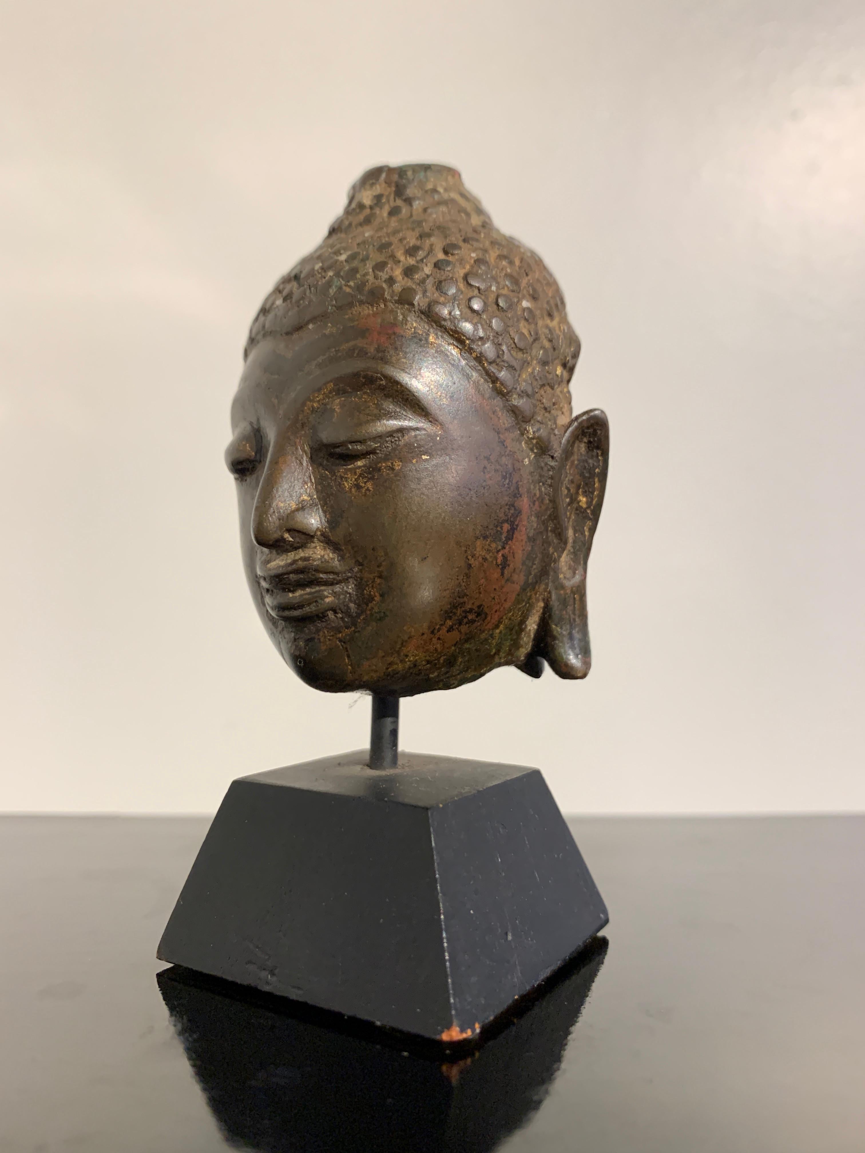 Small Thai Chiang Saen Bronze Head of the Buddha, 16th Century For Sale 1