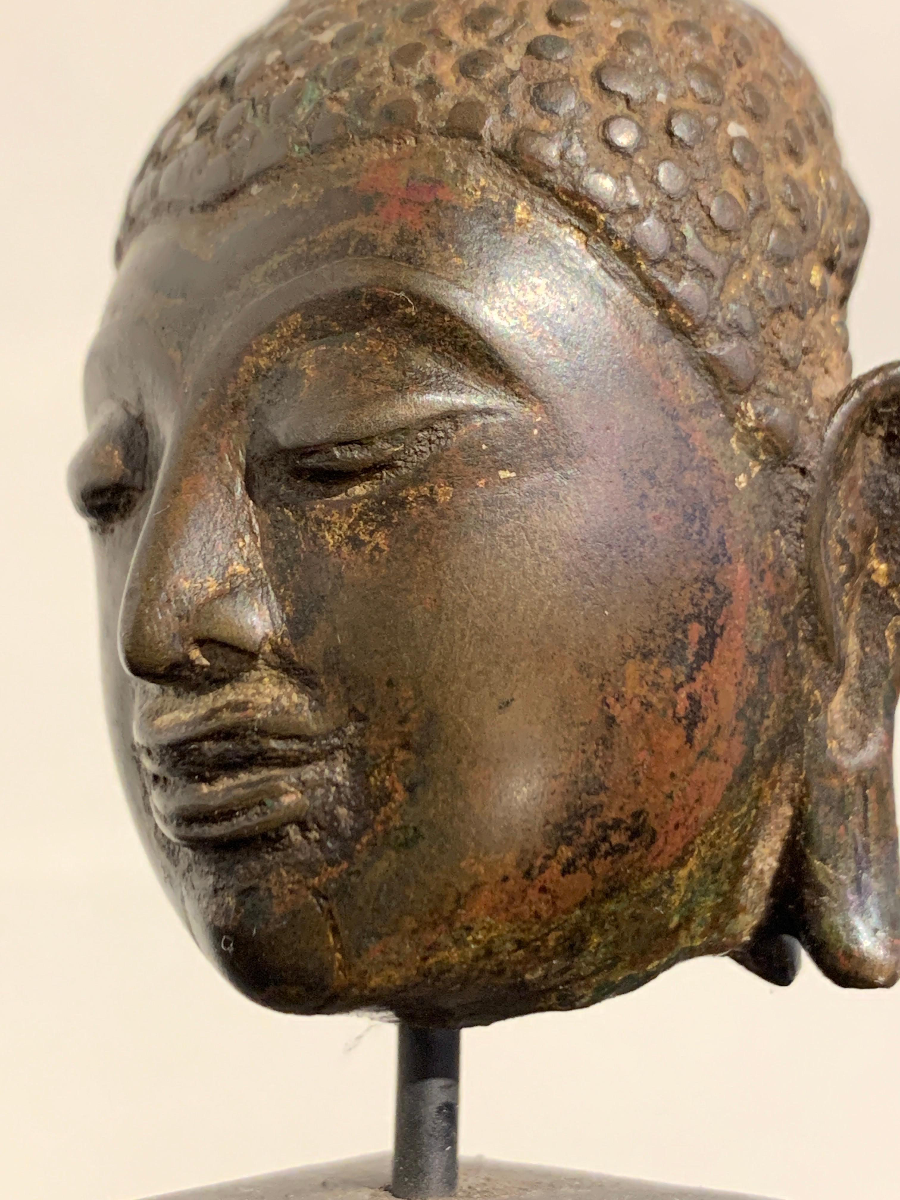 Small Thai Chiang Saen Bronze Head of the Buddha, 16th Century For Sale 3