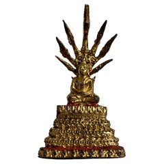 Pequeño buda tailandés de bronce dorado Rattanakosin protegido por Naga, Muchalinda, c 1900