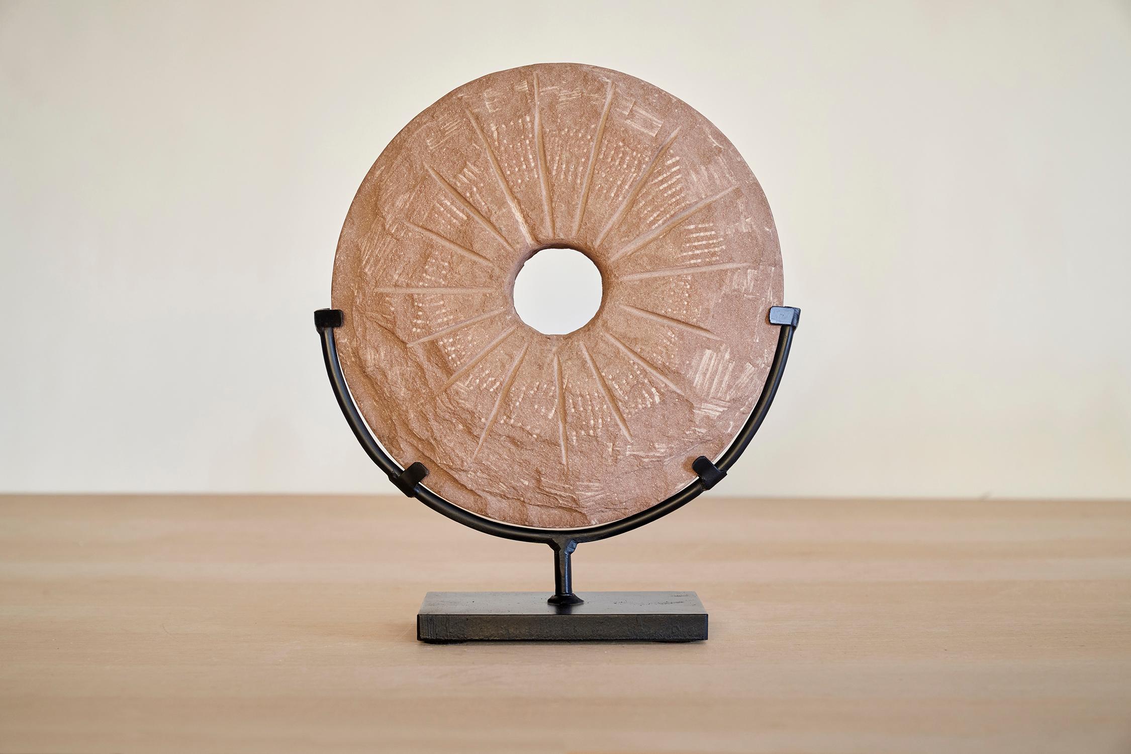Petite sculpture de la roue du temps par Jean-Baptiste Van Den Heede
Pièce unique
Dimensions : Avec support : L 29 x P 11 x H 35 cm, Diamètre de la pierre : 27 cm.
MATERIAL : Pierre.

LA 