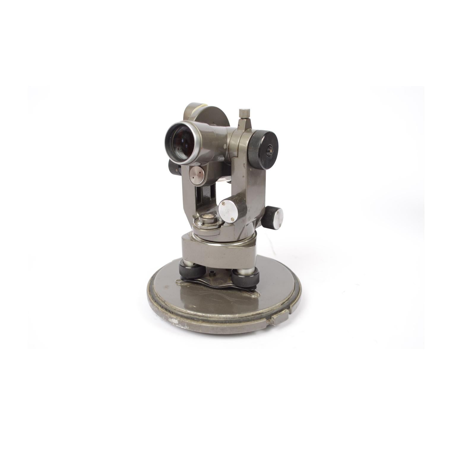 1950s Italy Small Antique Theodolite Topographic Salmoiraghi Surveyor Instrument In Good Condition In Milan, IT