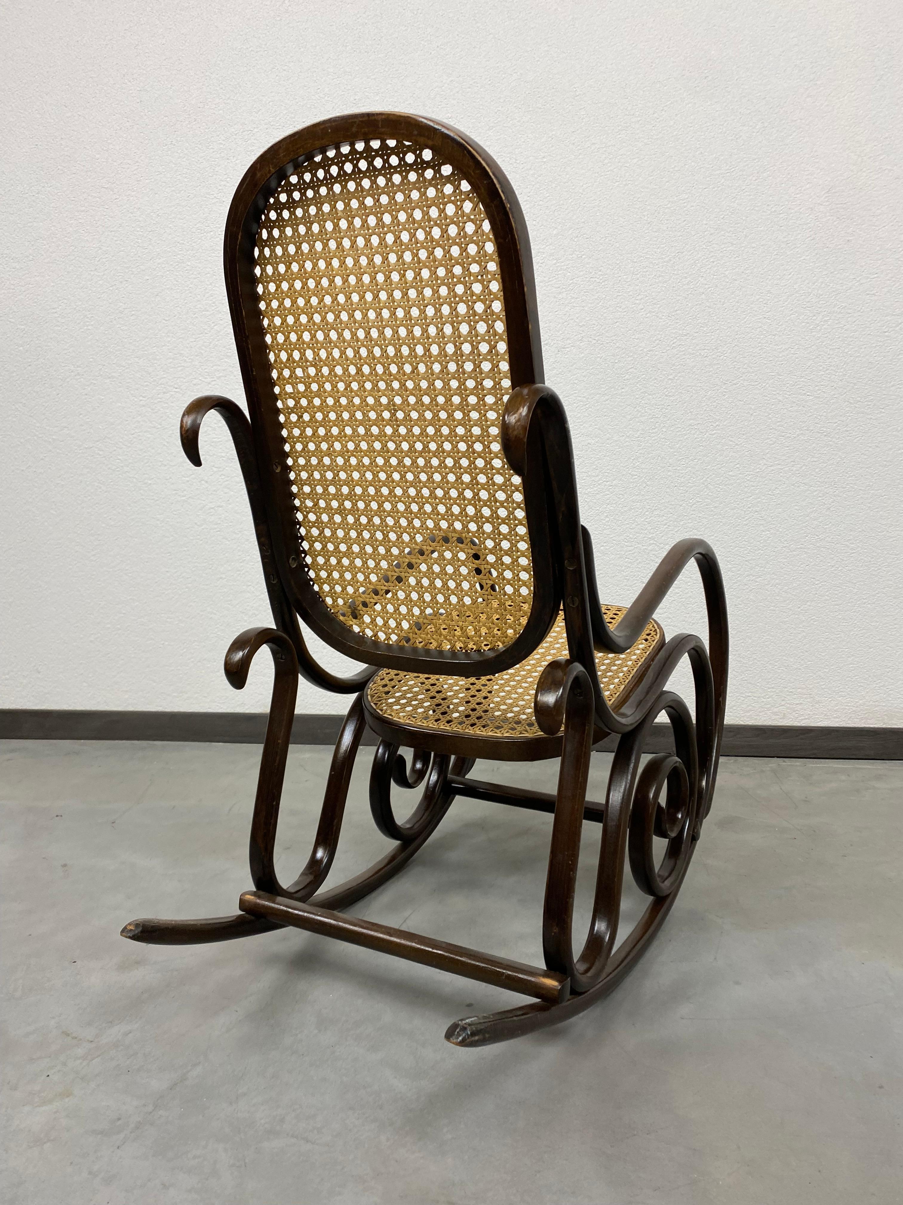 Small Thonet Rocking Chair No.10 for Children In Good Condition For Sale In Banská Štiavnica, SK
