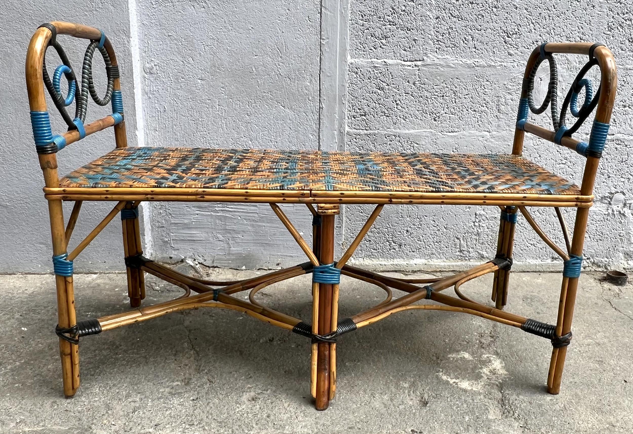 Charming little woven rattan lounge from the early 20th century, comprising a bench, a round pedestal table and two corner armchairs. Ideal for a small terrace or balcony.

Dimensions:
Each armchair: 
Width: 18.9 in. Depth: 18.9 in. Height: 32 in.