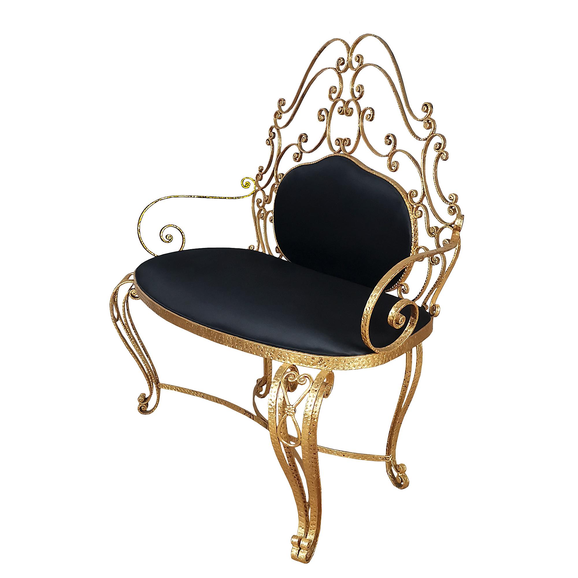 Small 3-piece lounge in wrought iron gilded with gold leaf, upholstery redone in black satin.
Design: Pier Luigi Colli.

Italy circa 1950.


Dimensions:
cm armchair 107 x 45 x 100 seat 45 Chair 47 x 44 x 100 seat 45
inches armchair 42.12x