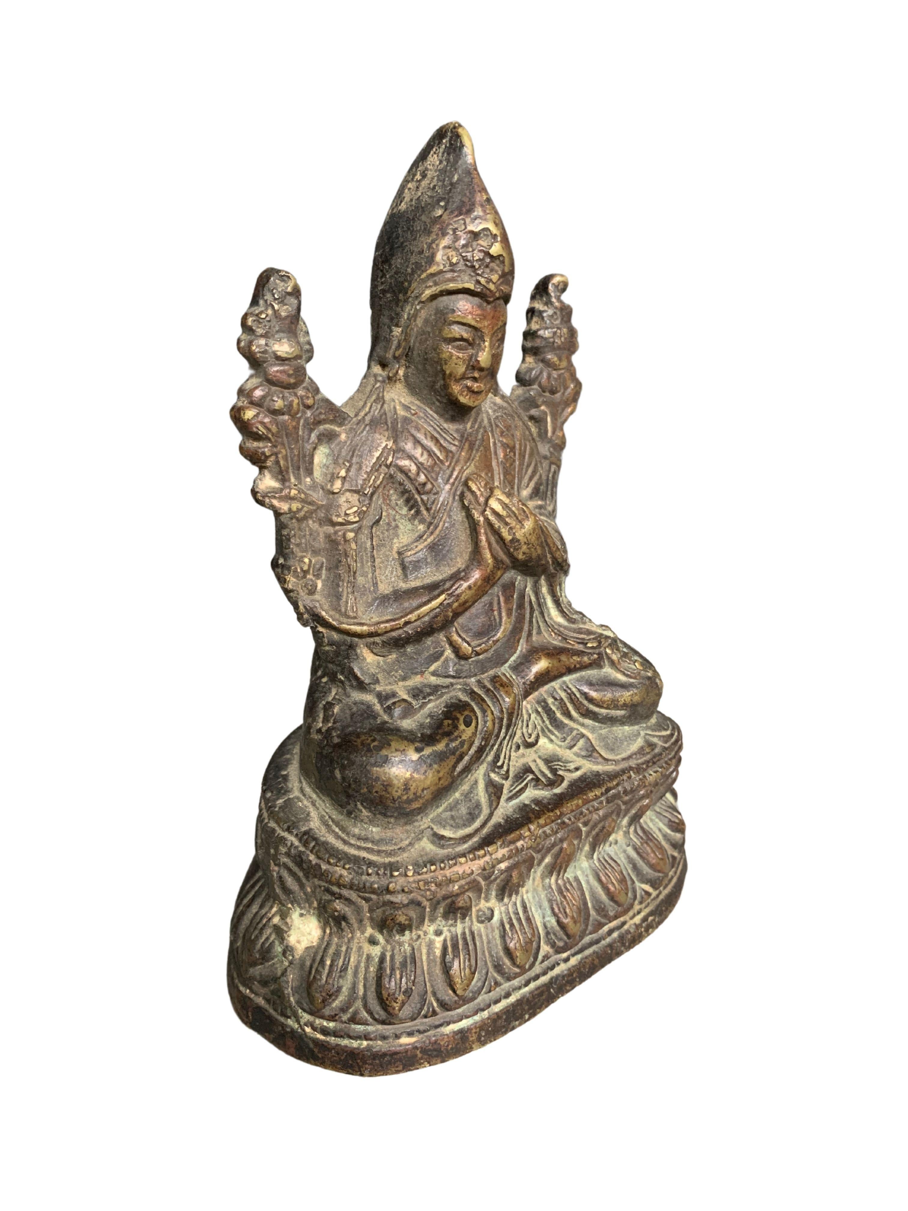 Un merveilleux bouddha tibétain assis en bronze sur un piédestal en forme de lotus du 19ème siècle. Ce bouddha présente une belle patine liée à l'âge ainsi que de riches détails.
