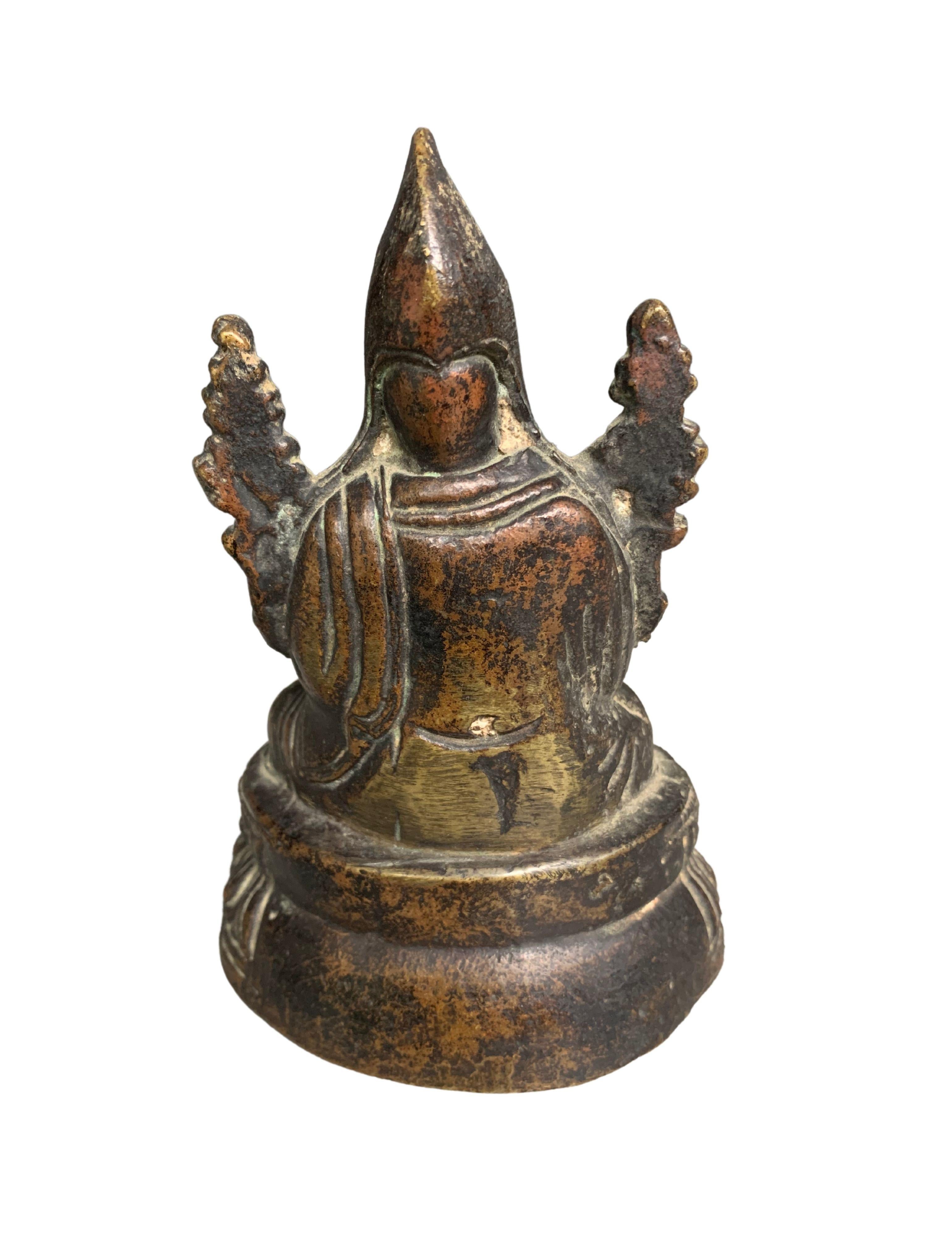 Autre Petit Bouddha tibétain assis en bronze, vers 1850 en vente