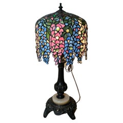 Kleine Tischlampe im Tiffany-Stil mit Wisteria-Blumenmuster