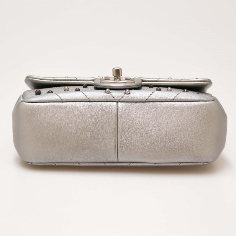 Collector silver Timeless with resin pearls !

Condition : very good, delivered in a Valois Vintage Dustbag
Made in Italy
Material : lambskin, resin
Interior : black textile
Color: silver
Dimensions : 19 x 12 x 6 cm
Shoulder strap : 65 cm double,