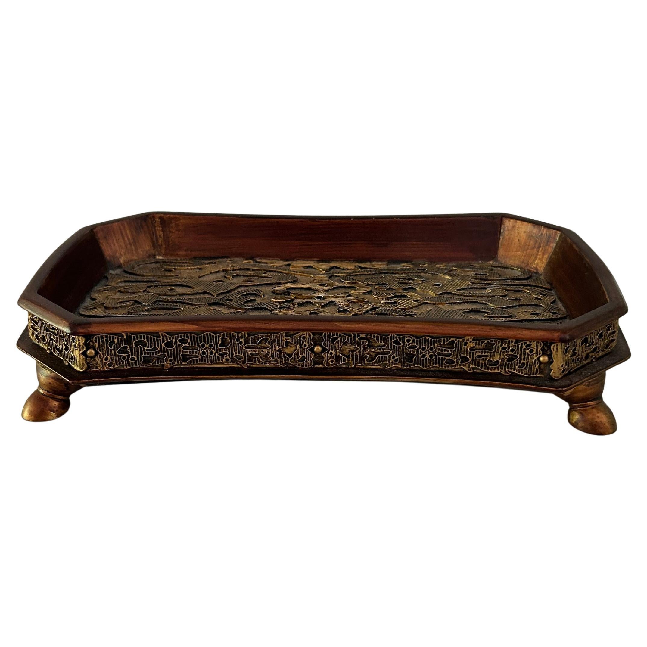 Pequeño soporte de madera y latón labrado