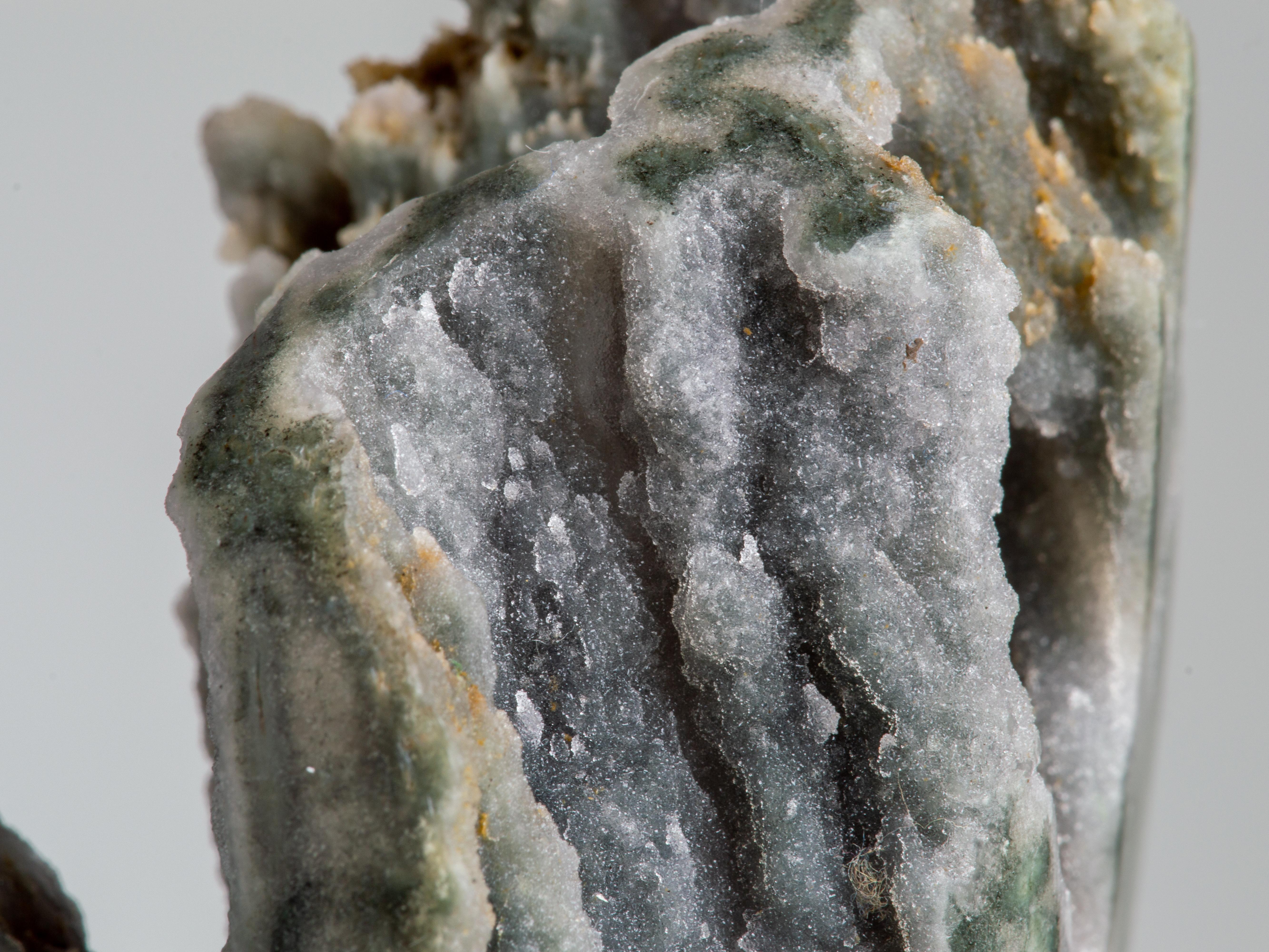 Small towering grey druze stalactite formation In Excellent Condition For Sale In London, GB