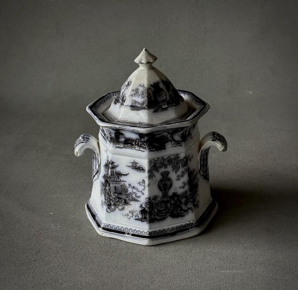 Cette exquise boîte de chinoiserie du début du XIXe siècle, ornée de surfaces laquées et de détails dorés, témoigne du superbe savoir-faire des artisans anglais influencés par les arts décoratifs chinois. Posée sur des pieds délicatement sculptés,