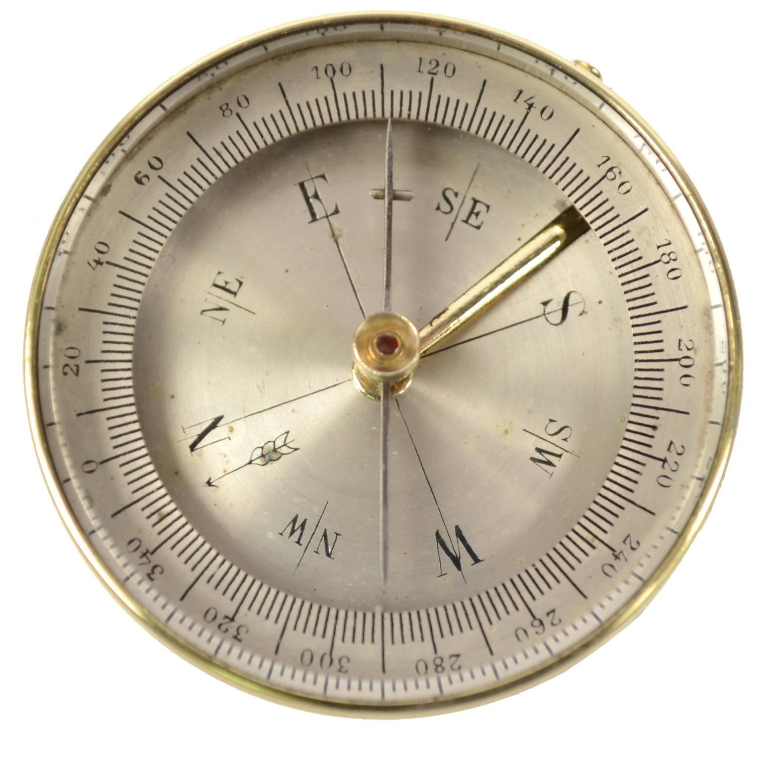 Small travel compass with lid, made of brass; compass card with eight winds and goniometric circle of engraved and chromed brass, complete with needle block to calculate the horizontal angles. German manufacture of the early 1900s. Excellent