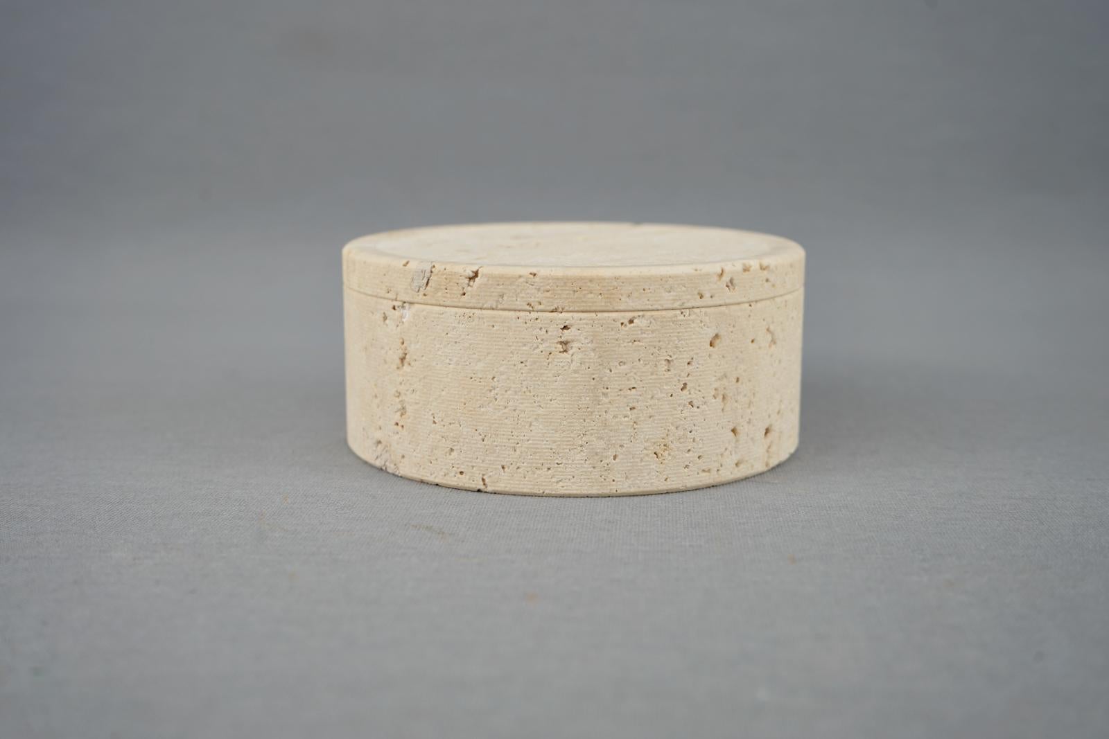 Small Travertine Box with Lid by Up & Up, Italy, 1970s In Good Condition For Sale In Frankfurt / Dreieich, DE