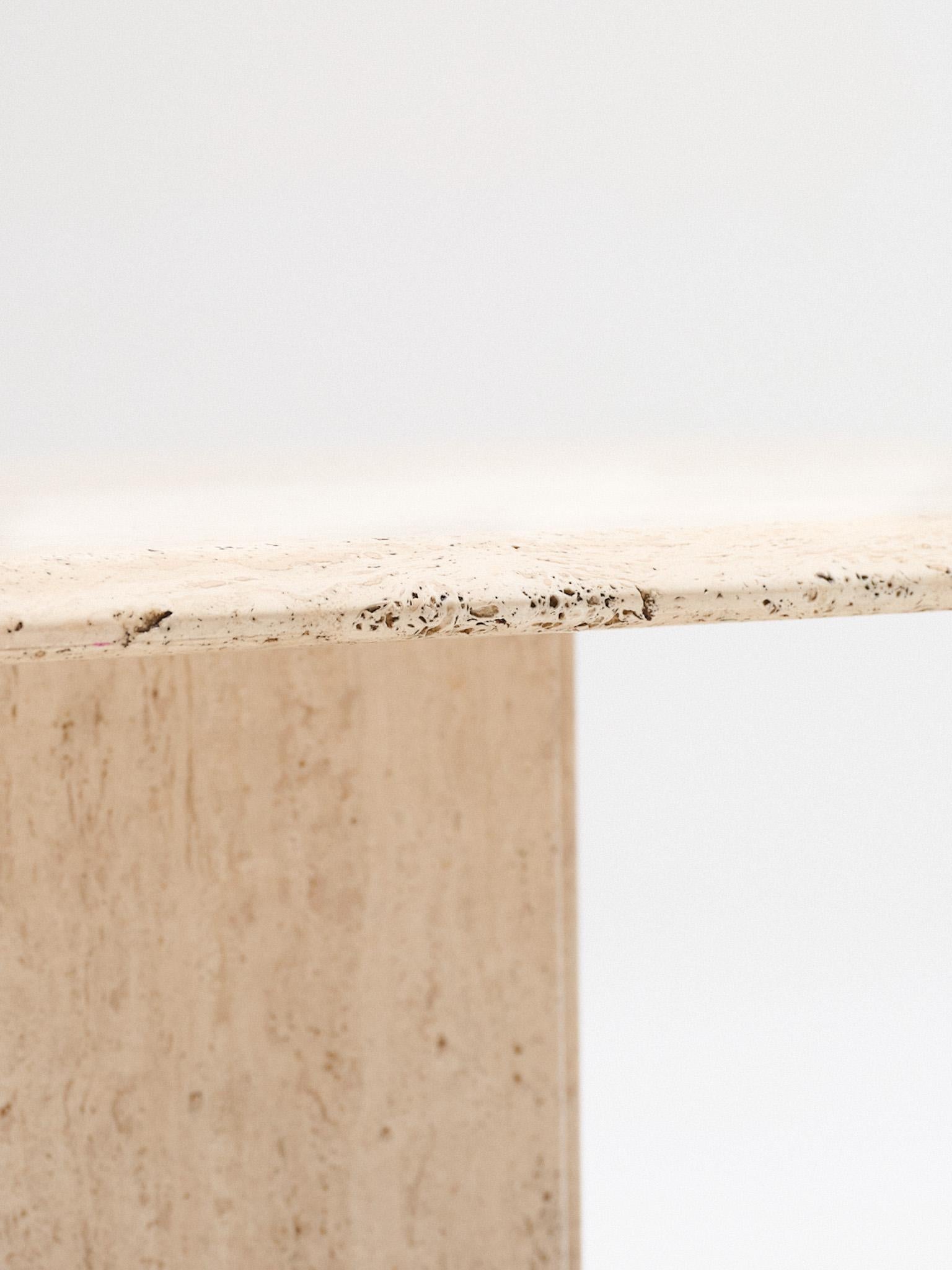 Travertin Petite table basse en travertin, 1970 en vente