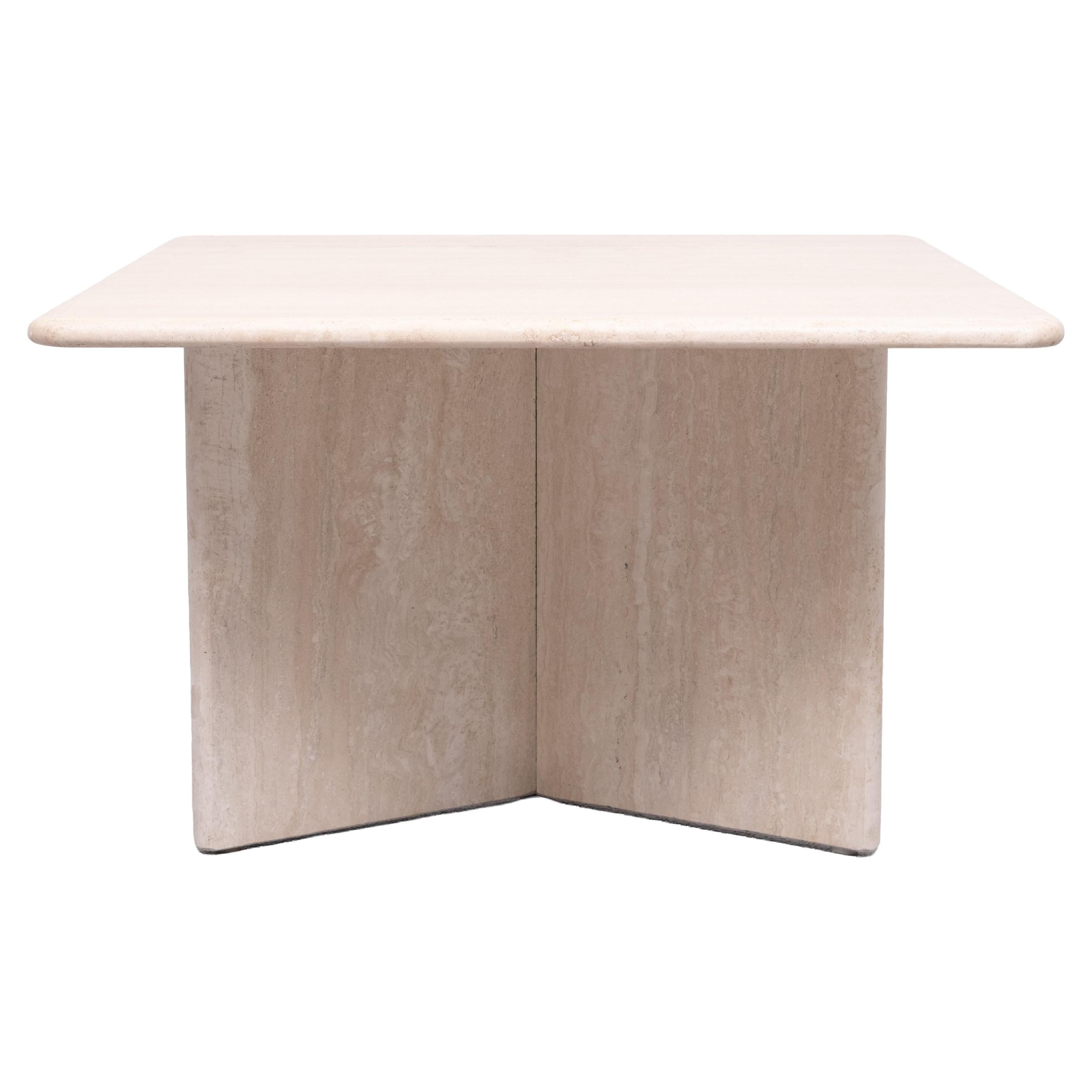 Une très belle table basse italienne faite à la main en travertin. La partie supérieure carrée est arrondie sur le bord. La base est constituée d'un  pièce . Cette table à cocktail en marbre Vintage sera l'ajout parfait à tout siège ou décor de