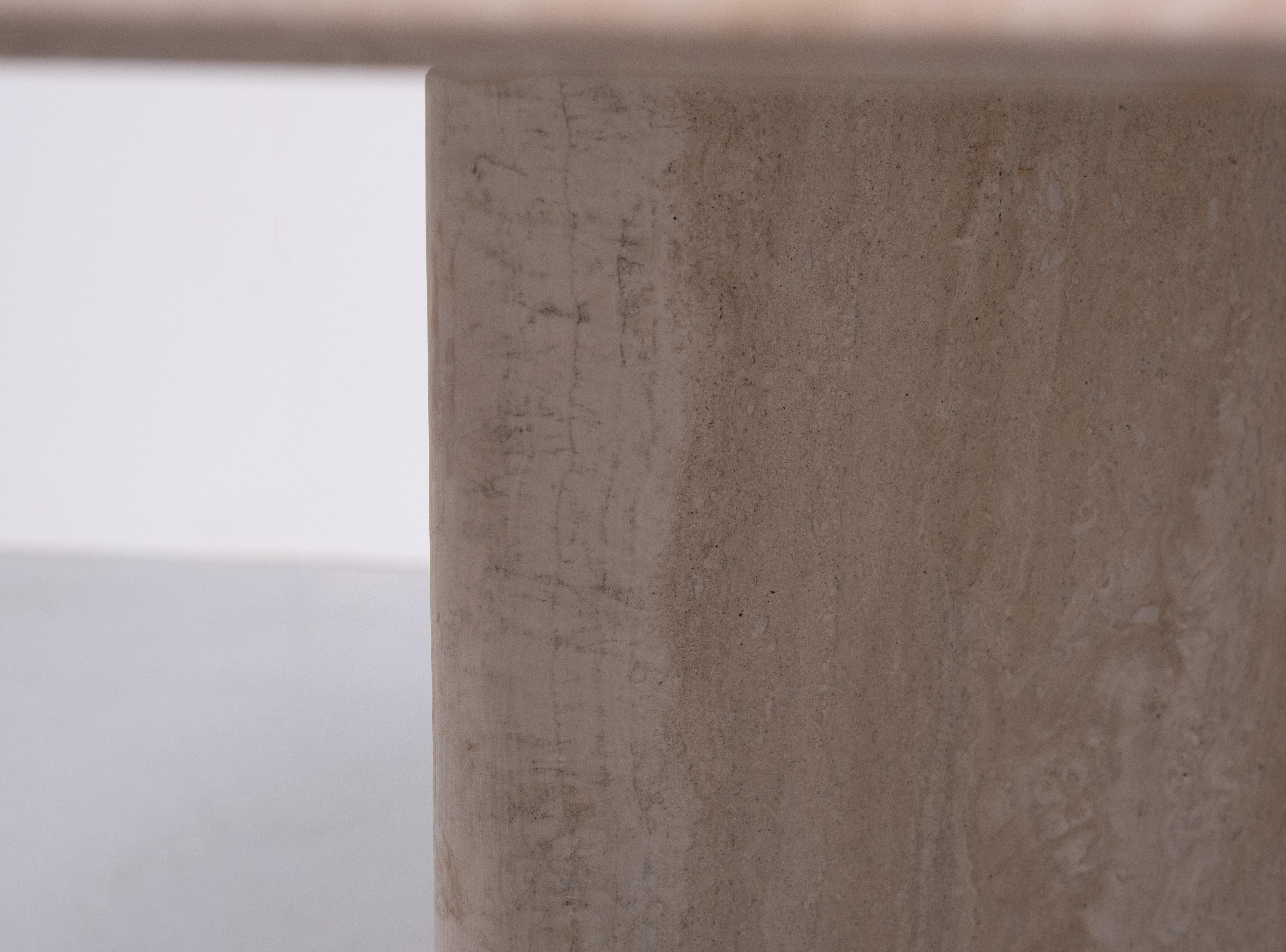 Sculpté à la main Petite table basse en travertin Italie 1970 en vente