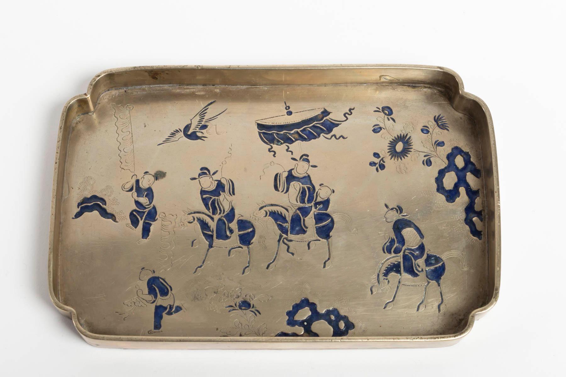 Small tray required for opium metal white enameled from a stage of blue horsemen, China, 1900.
Measures: L 12cm, W 17cm.