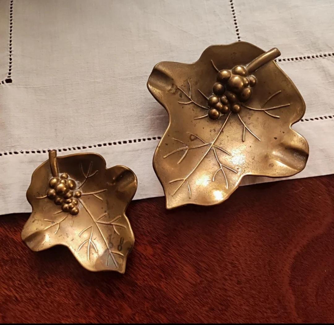 Bonitas bandejas tipo cenicero o bolsillos en forma de hojas de otoño con racimos de uvas
Están hechas de bronce y son preciosas para la decoración de otoño
14x12x3cm
10x9x2cm

  cocina; decoración de pared; latón; rústico. otoño; moldes de
