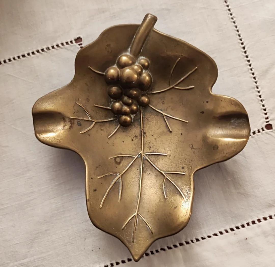 Bandejas Pequeñas en Forma de Hojas con Uvas de Bronce Francia Provincial francés en venta
