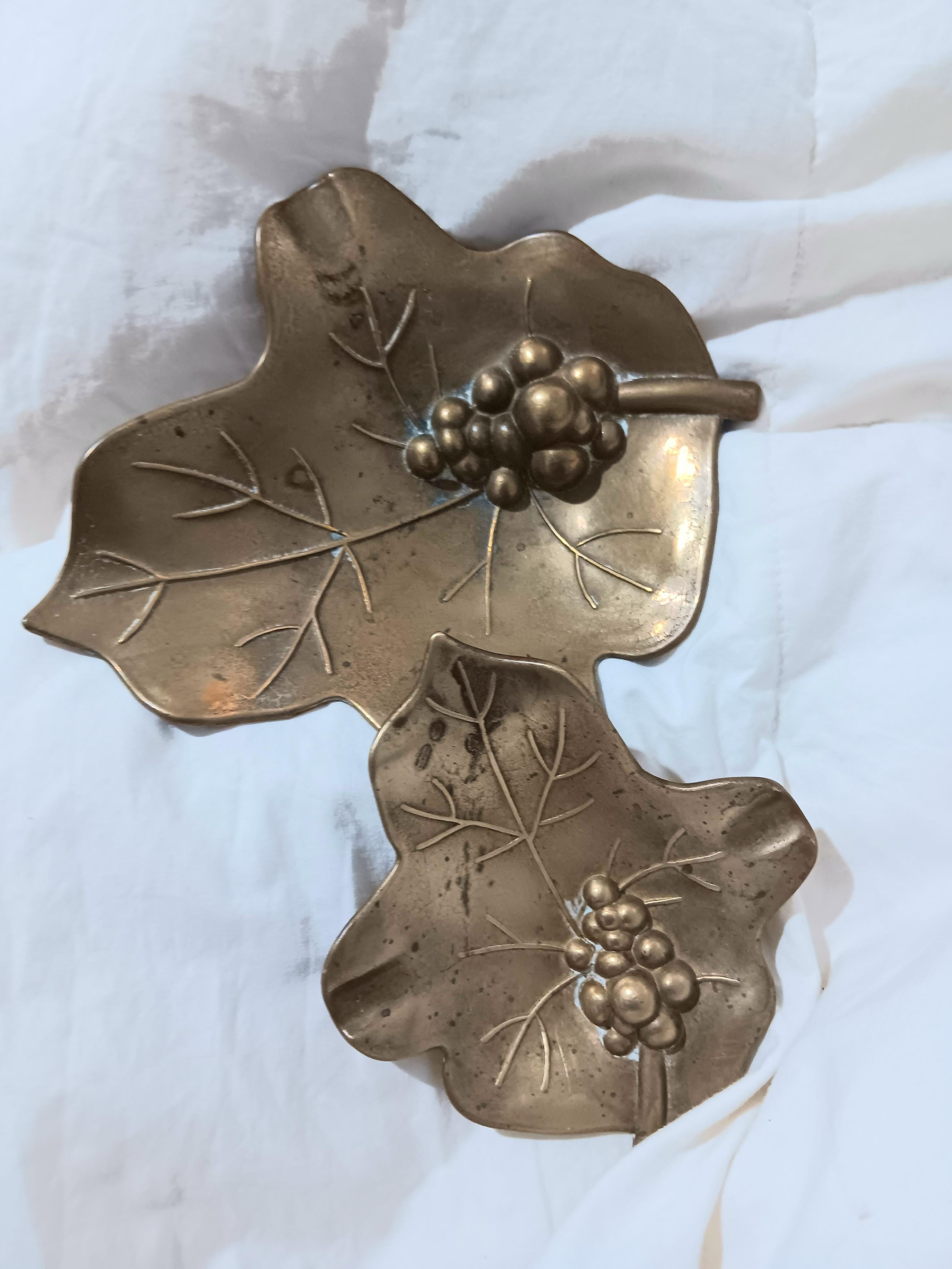 Bandejas Pequeñas en Forma de Hojas con Uvas de Bronce Francia en Bueno estado para la venta en Mombuey, Zamora