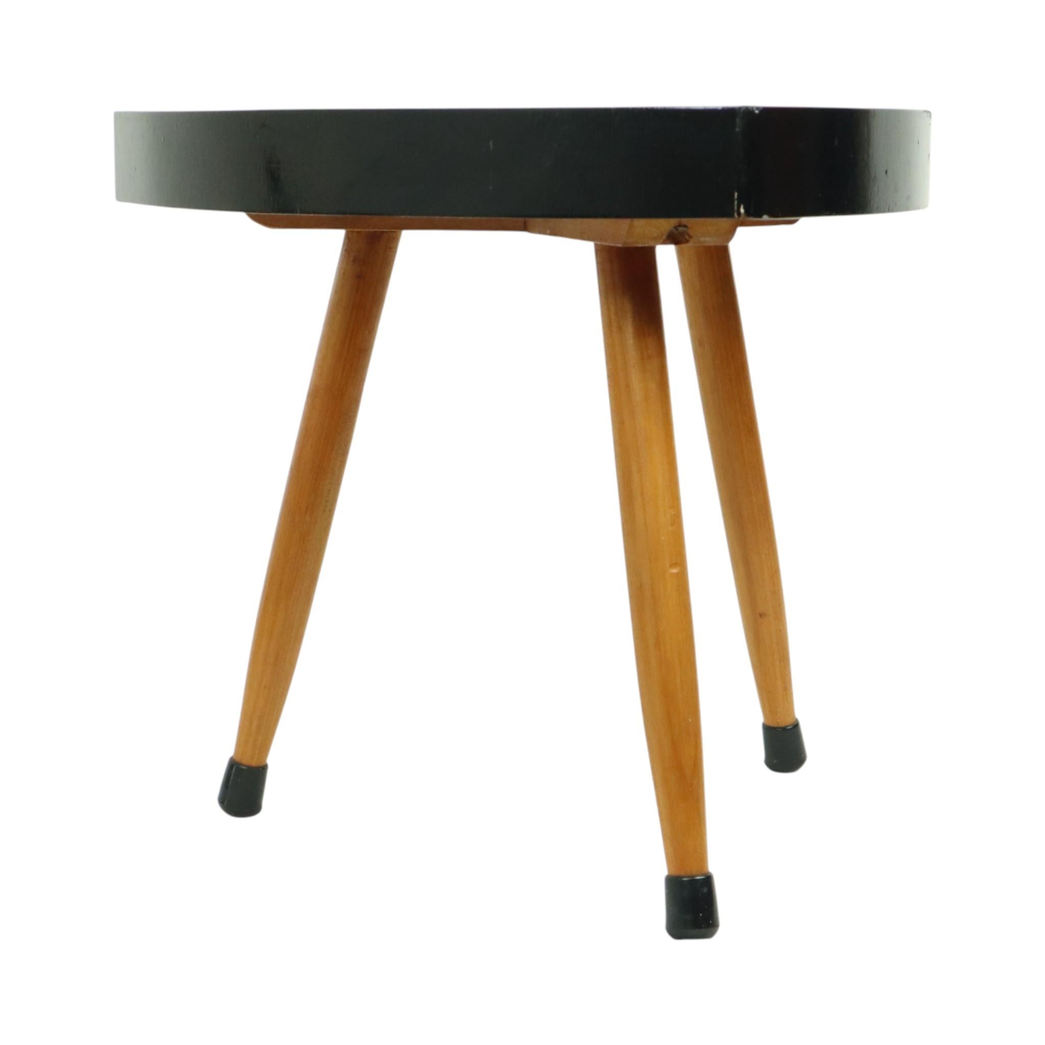 Petite table à plantes triangulaire Wood Wood 1950s en vente 6