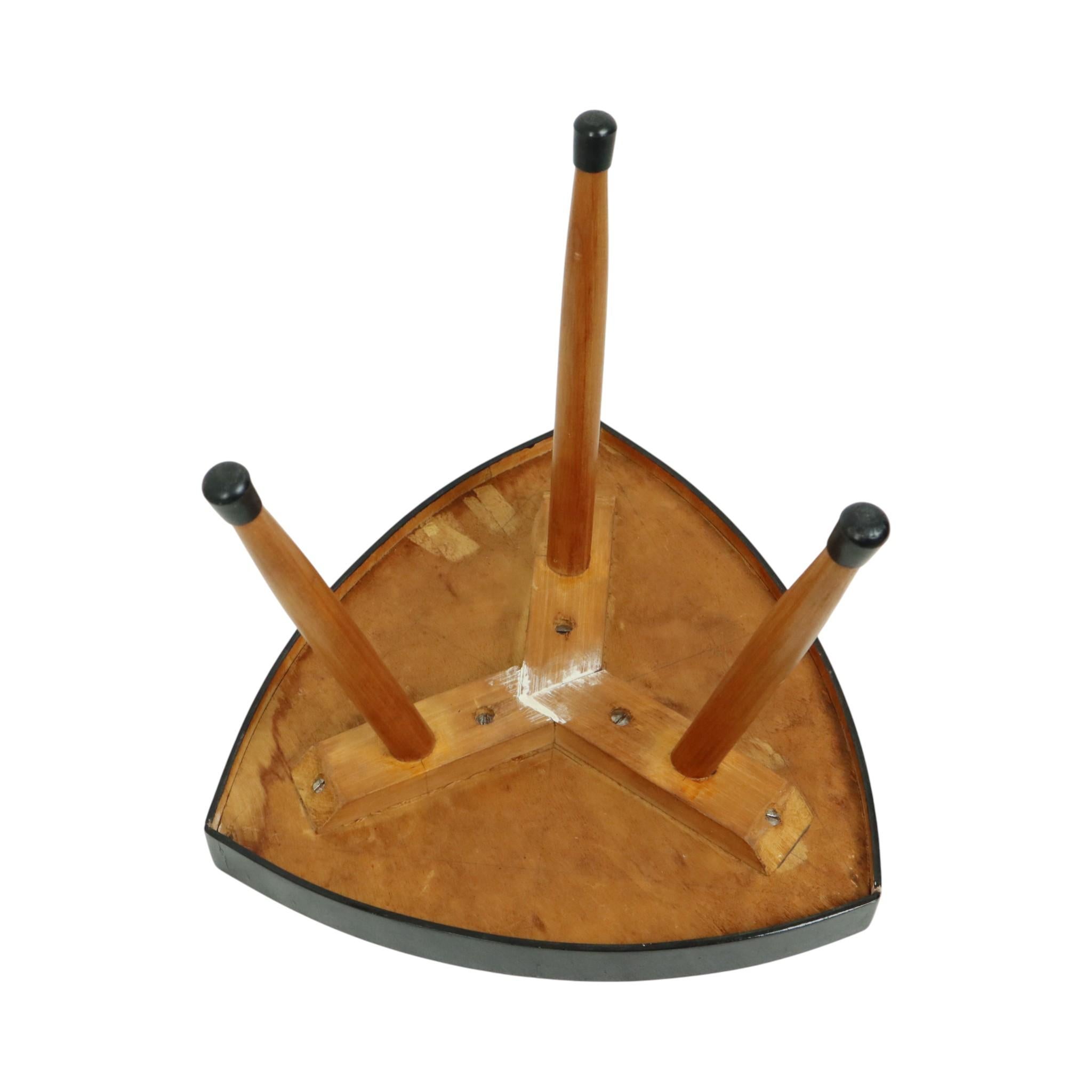 Petite table à plantes triangulaire Wood Wood 1950s en vente 7