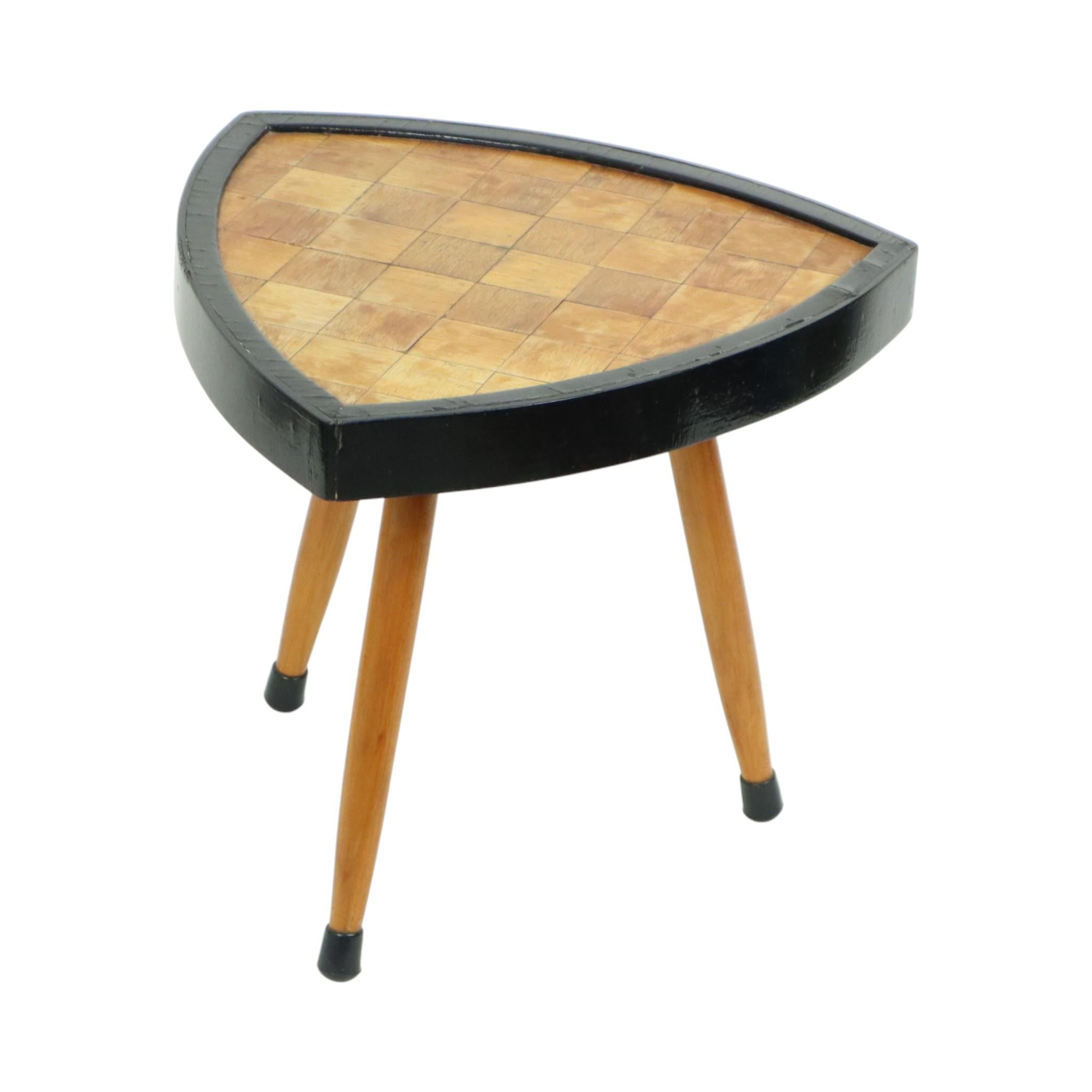 Incrusté Petite table à plantes triangulaire Wood Wood 1950s en vente