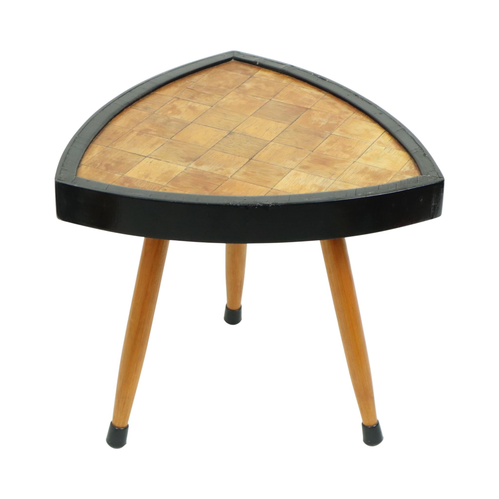 20ième siècle Petite table à plantes triangulaire Wood Wood 1950s en vente
