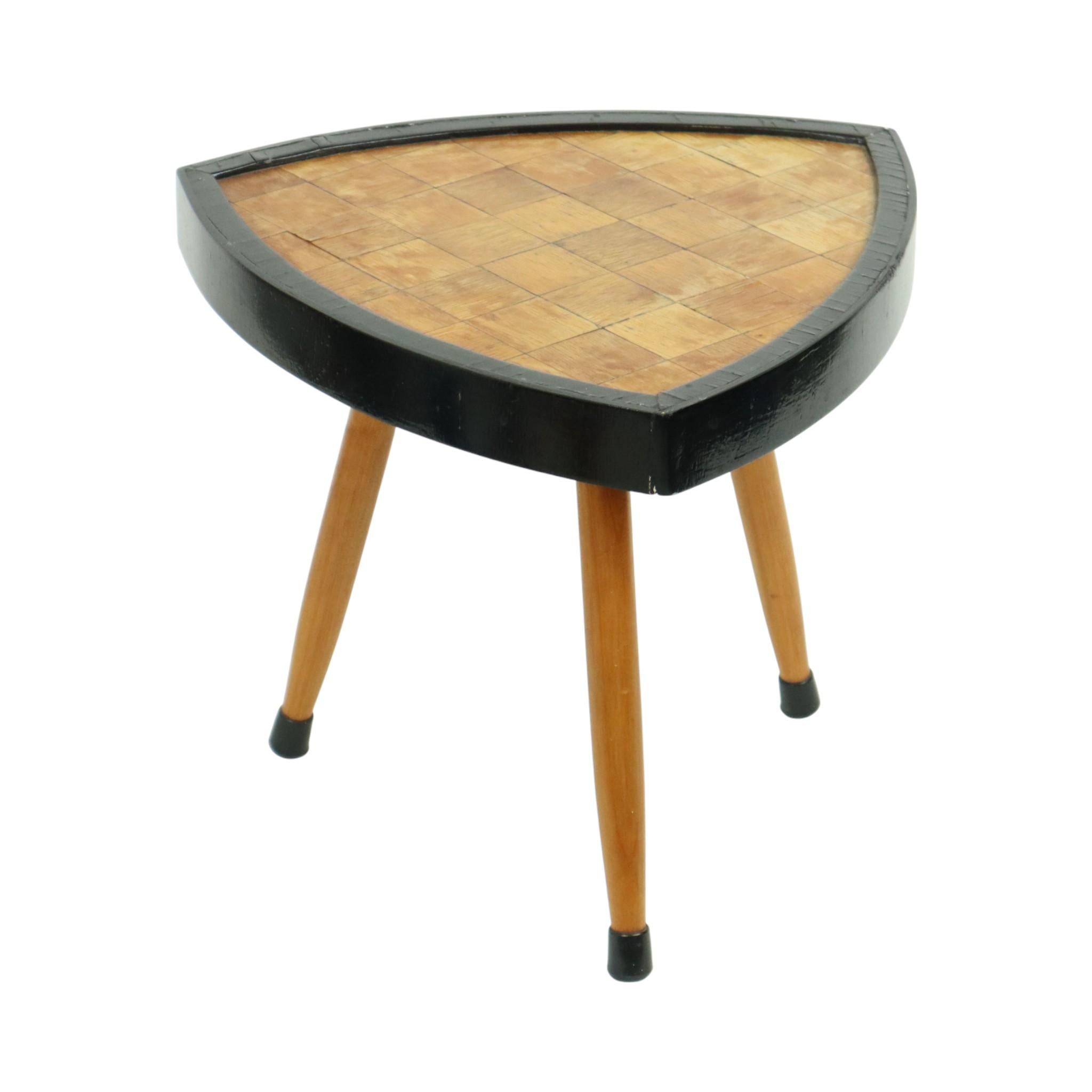 Bois Petite table à plantes triangulaire Wood Wood 1950s en vente