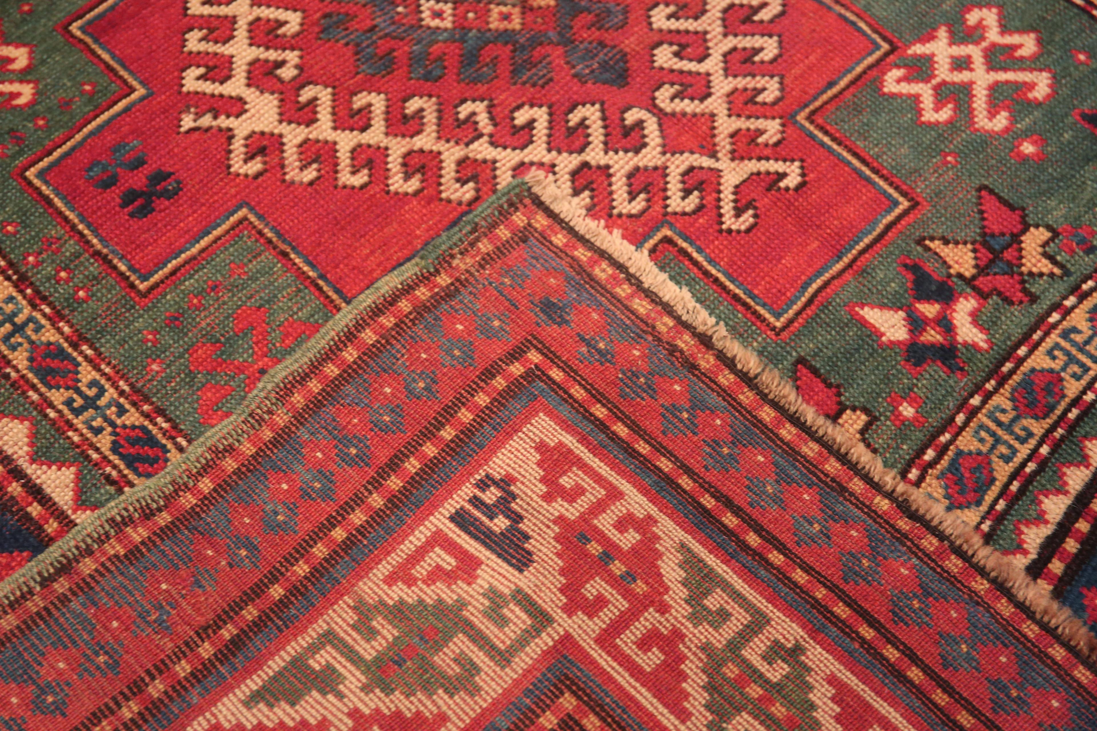  Petit tapis de prière islamique caucasien ancien et tribal Kazak 4'10