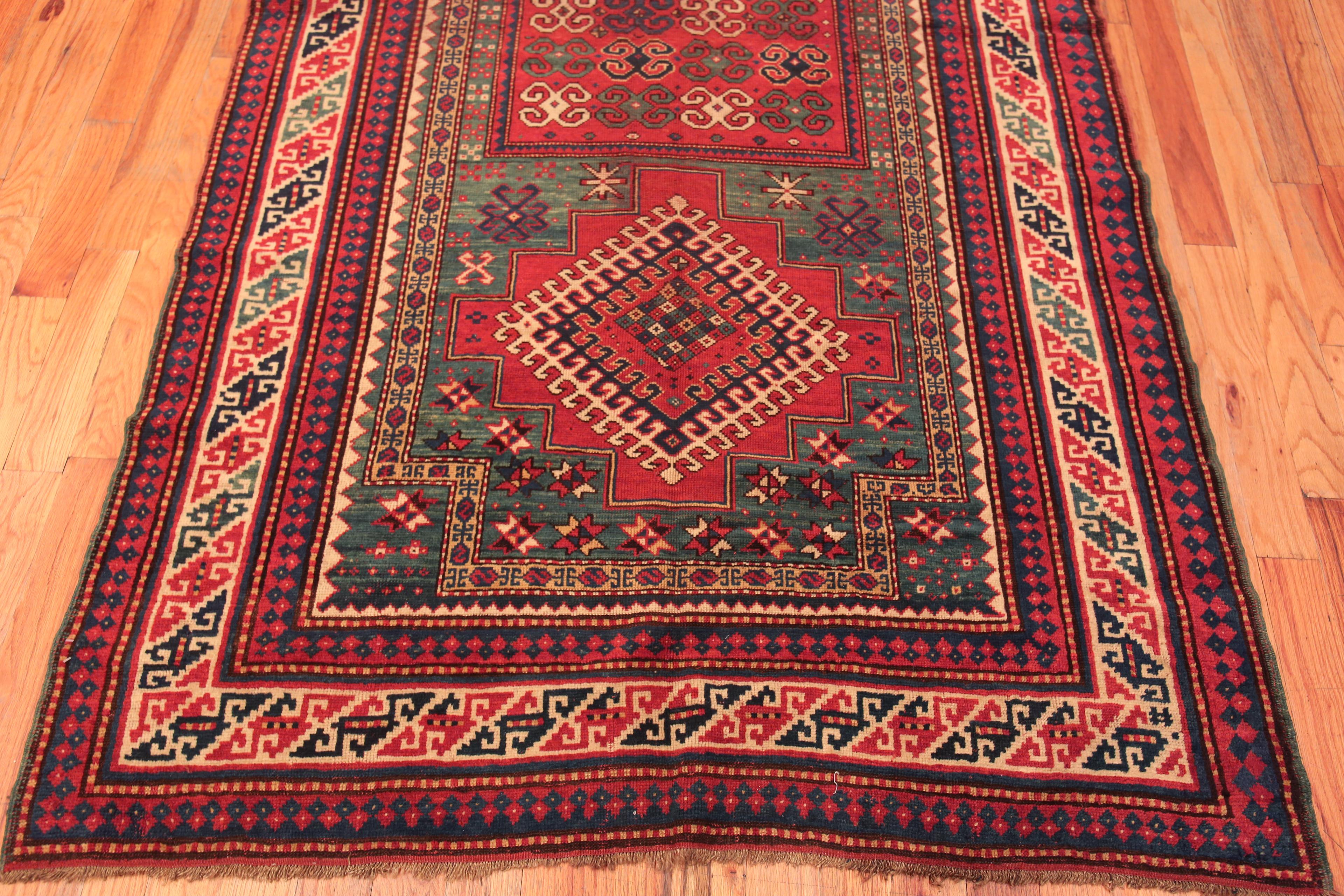 Caucasien  Petit tapis de prière islamique caucasien ancien et tribal Kazak 4'10