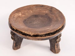 Petit tabouret tribal en bois de Tanzanie:: milieu du 20e siècle