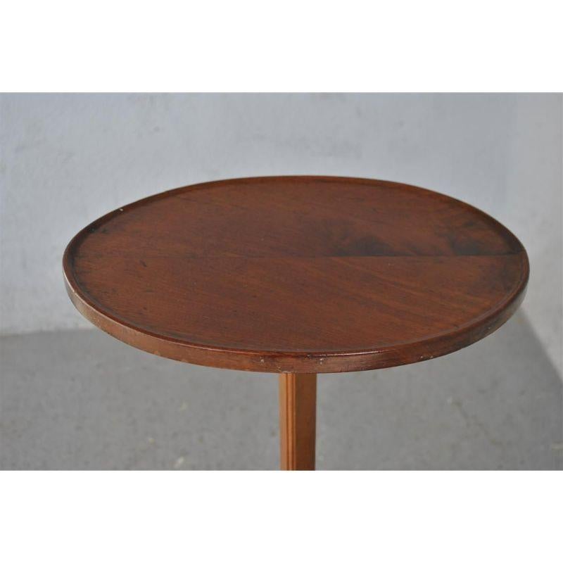 Small tripod pedestal table in walnut, 1900, height dimension 73 cm, for an oval tray size of 29 cm by 37 cm.

Additional information:
Material: Wallnut.