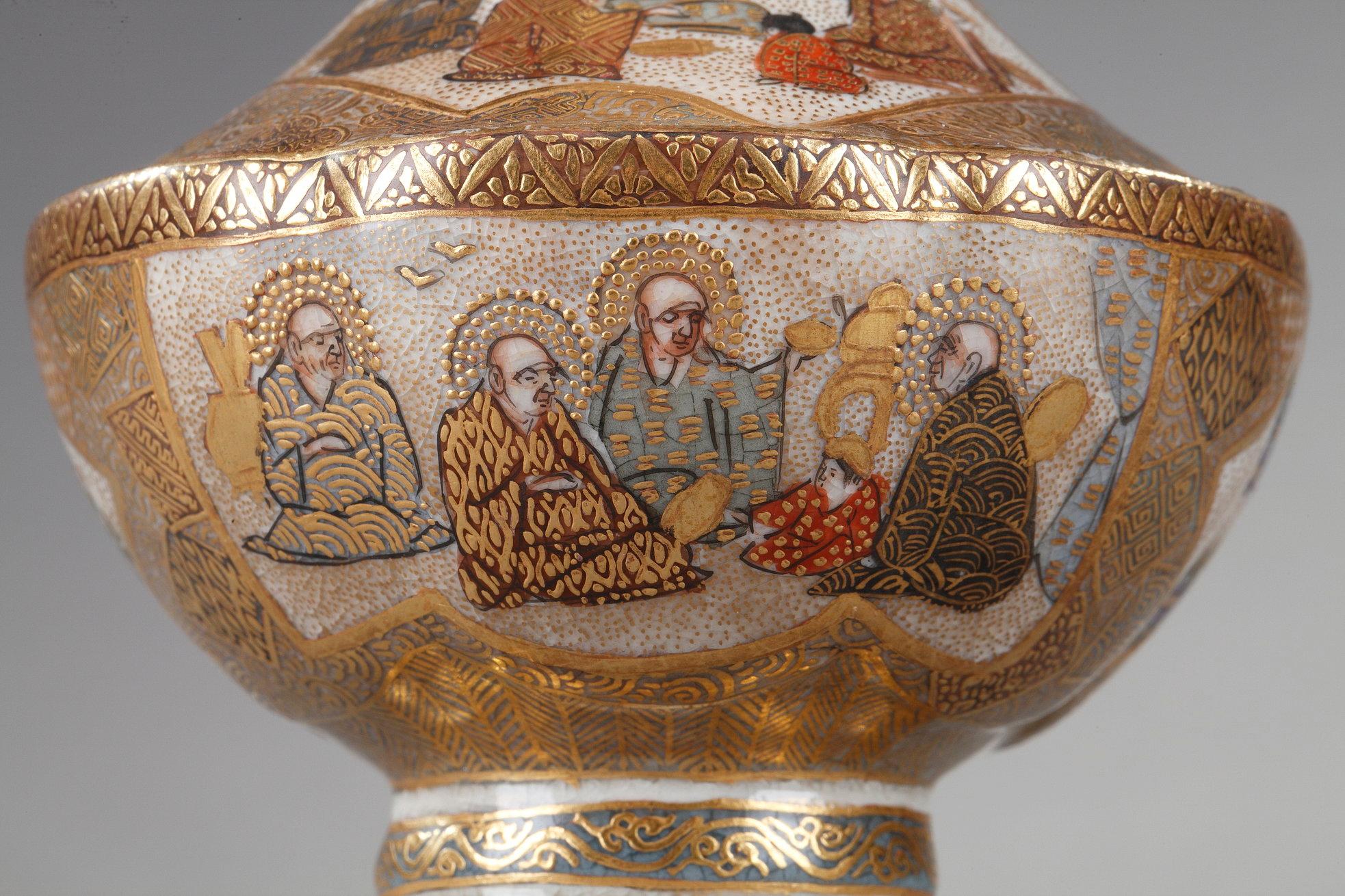 Petit vase tripode Satsuma décoré des 18 Luohans, 19ème siècle Bon état - En vente à Paris, FR