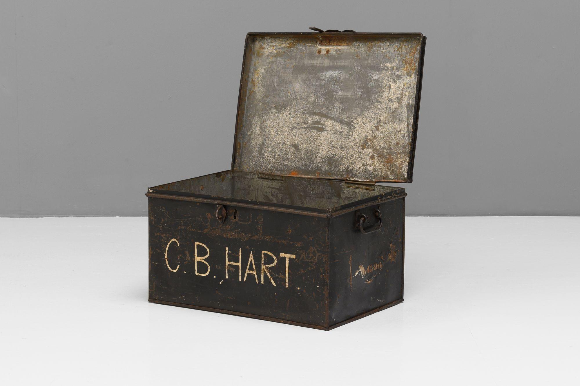 Piccolo baule d'acciaio con cerniera e graffa, contrassegnato da C. B. & C..
K.K. circa 1950.
H. 30cm x L. 49cm x P. 35cm
