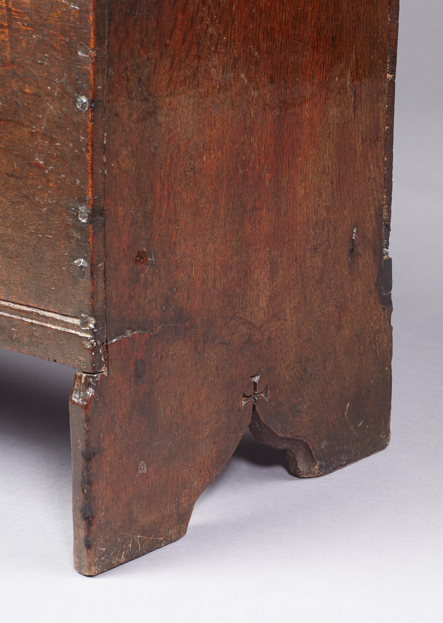 Small Tudor Oak Boarded Chest, Mid-16th Century, English, circa 1540-1560 In Good Condition In Matlock, Derbyshire