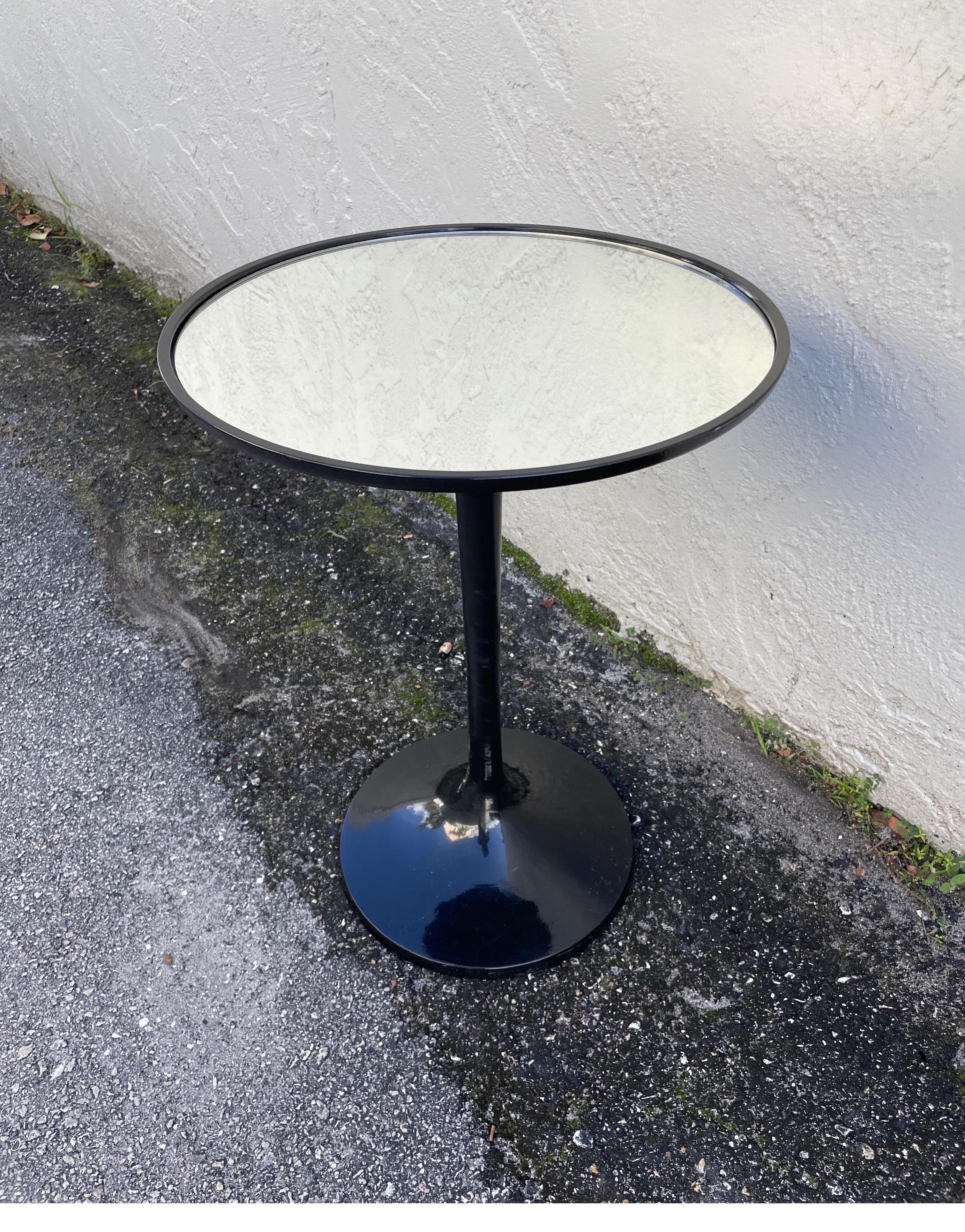Small Tulip Style Drinks Table In Good Condition In West Palm Beach, FL